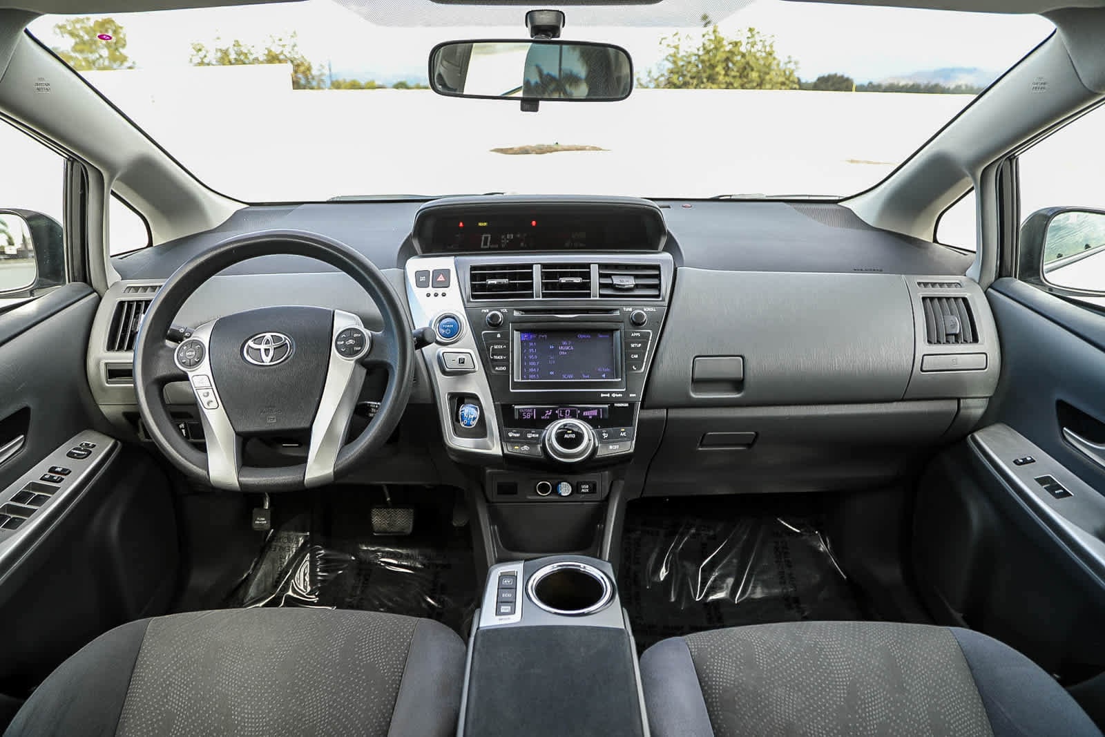 Thumbnail: 2013 Toyota Prius v - 12