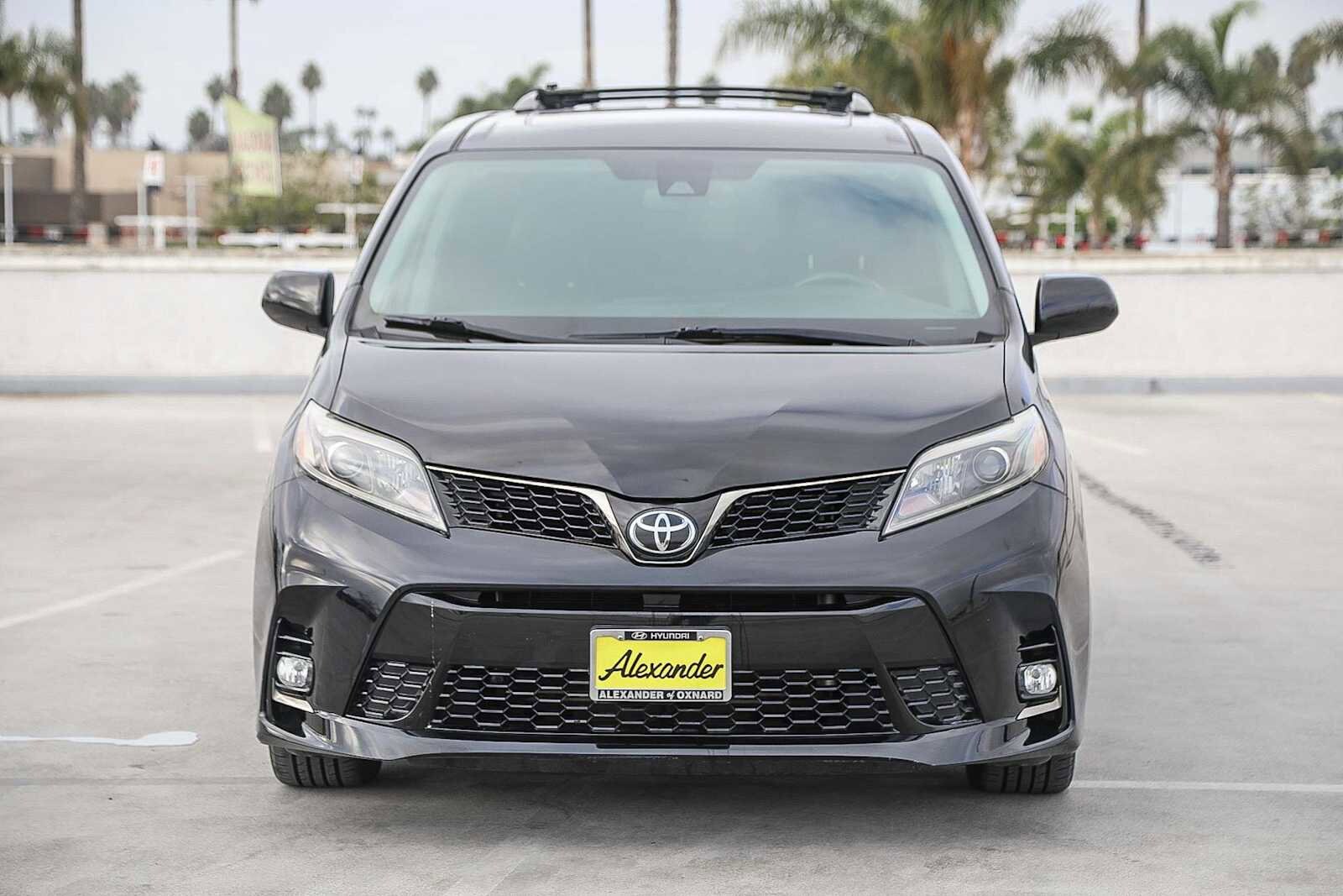 2019 Toyota Sienna Premium photo 2