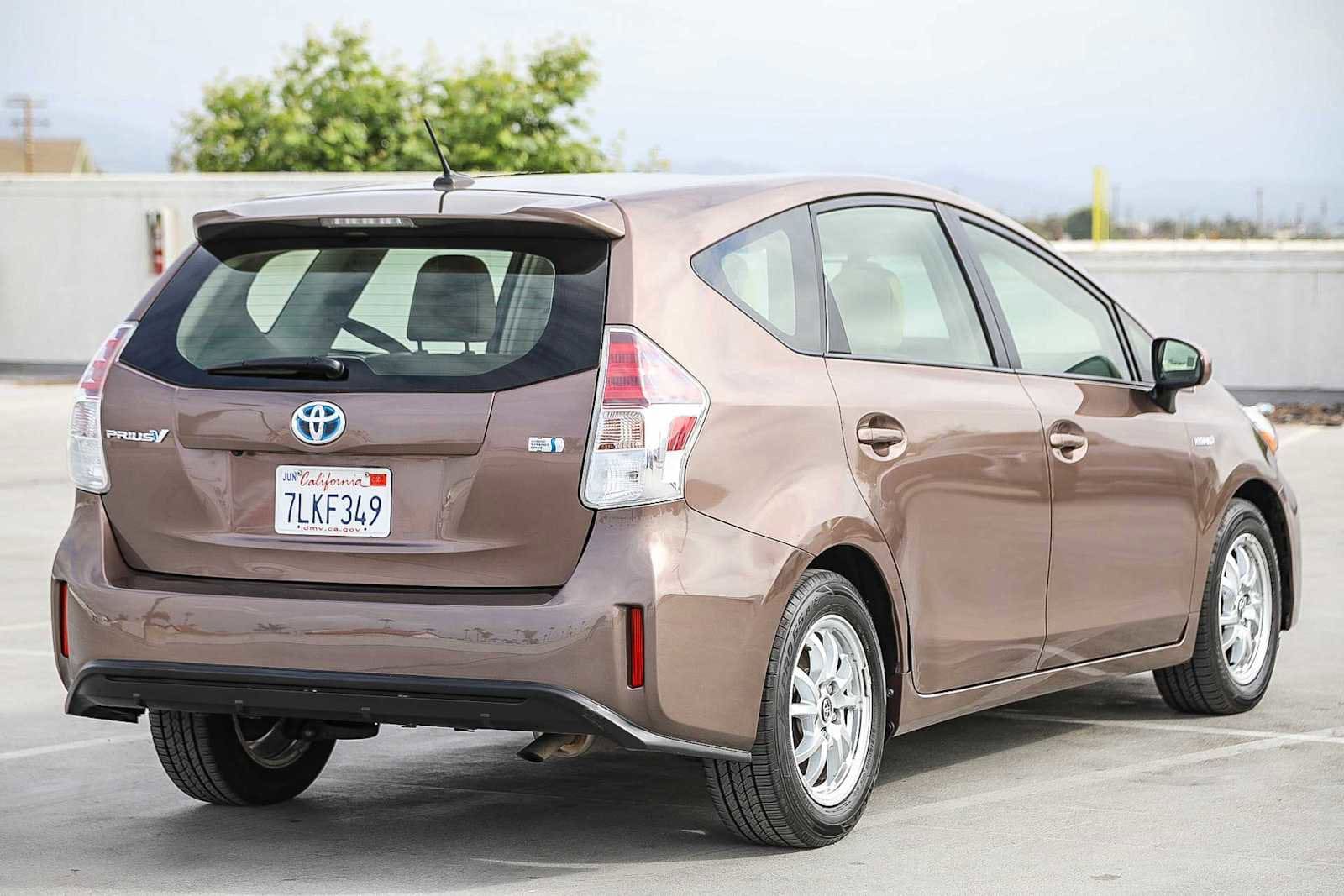 Thumbnail: 2015 Toyota Prius v - 5