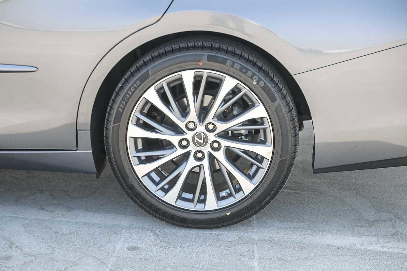 Thumbnail: 2021 Lexus ES - 10