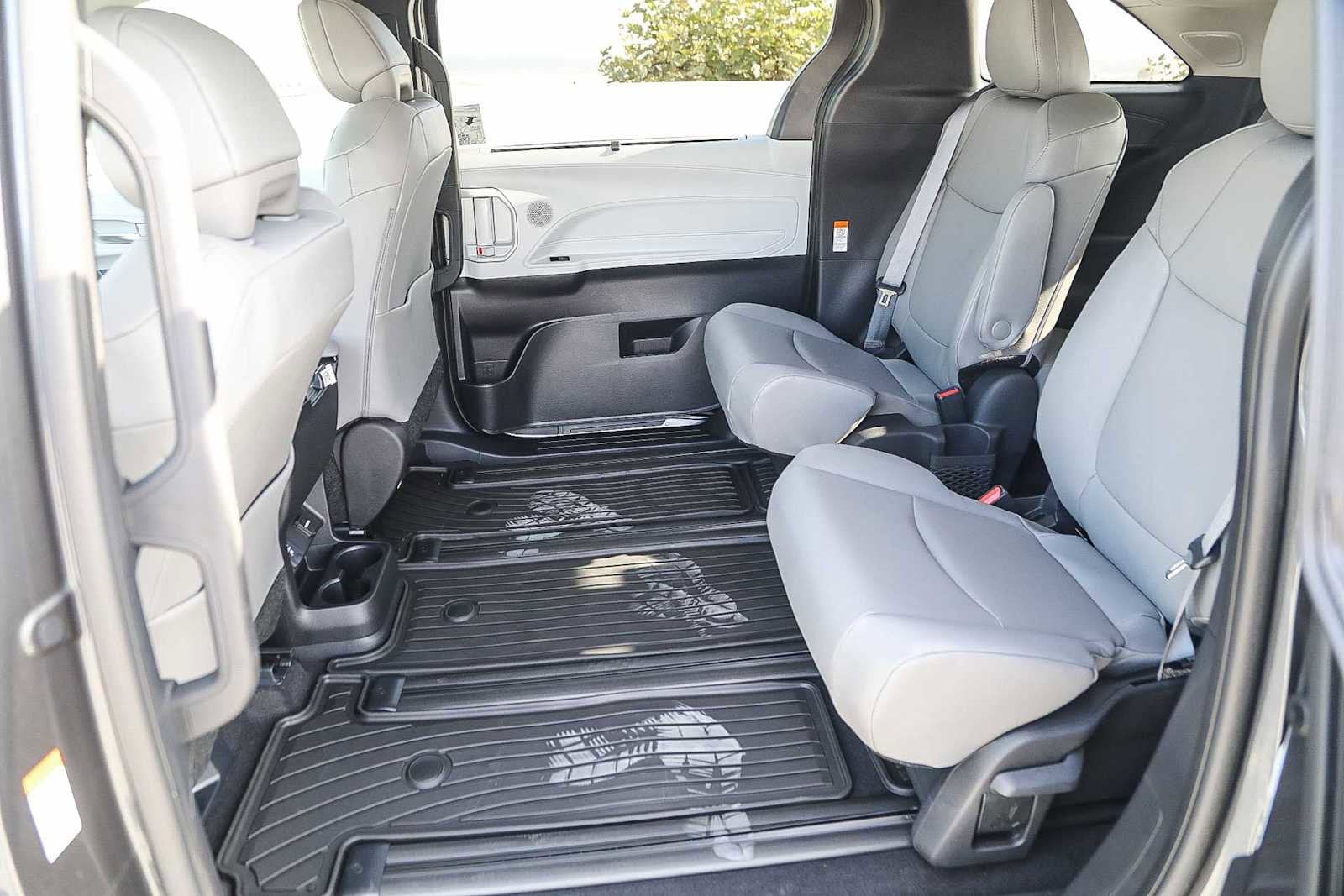 Thumbnail: 2025 Toyota Sienna - 17