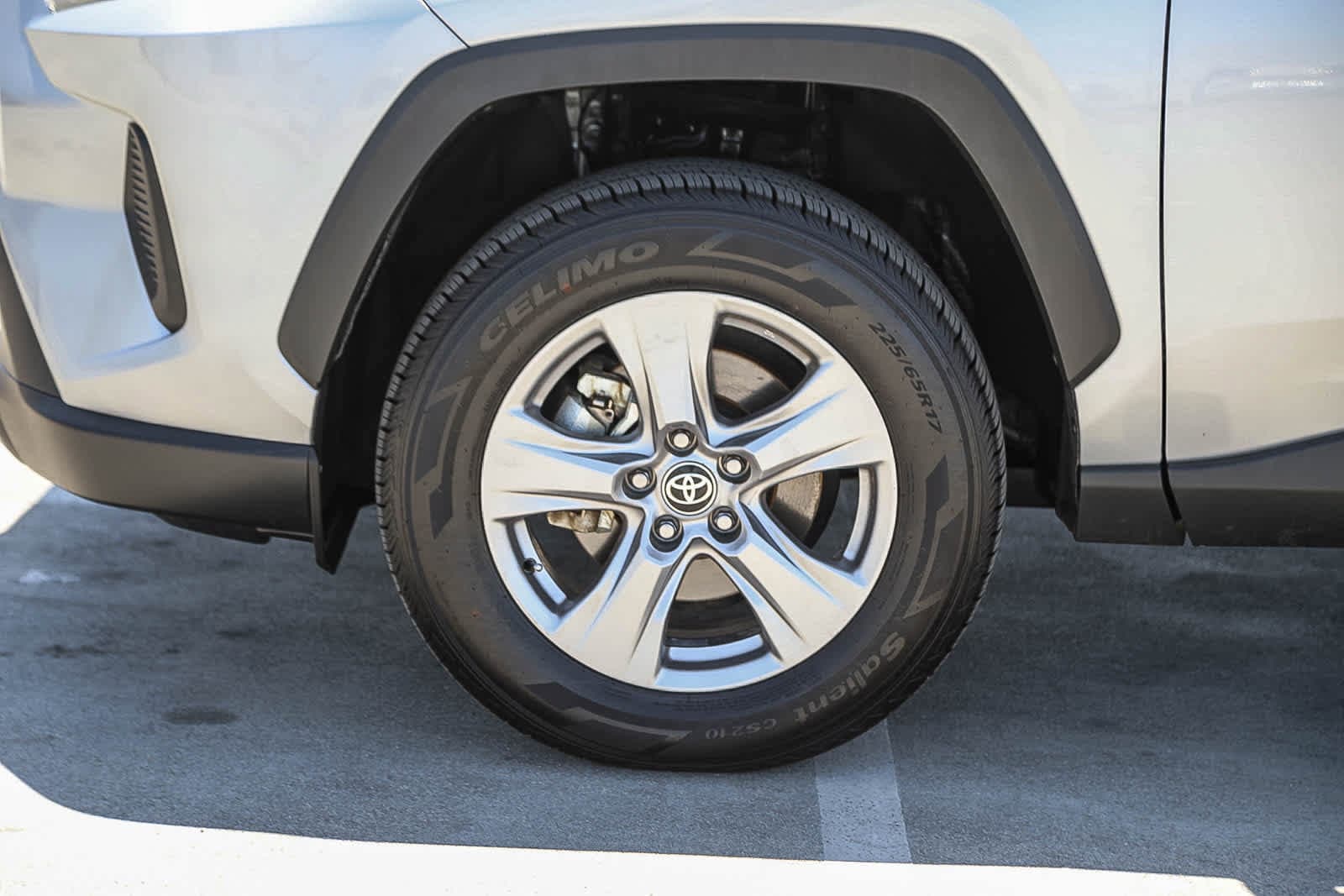 2025 Toyota RAV4 XLE - Photo 11
