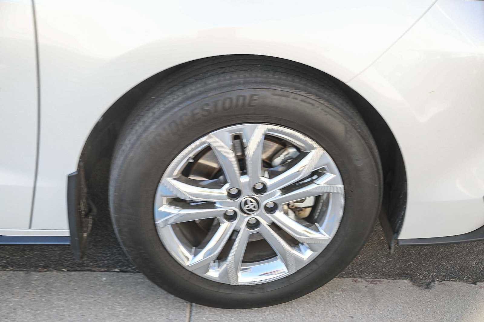 Thumbnail: 2022 Toyota Sienna - 13