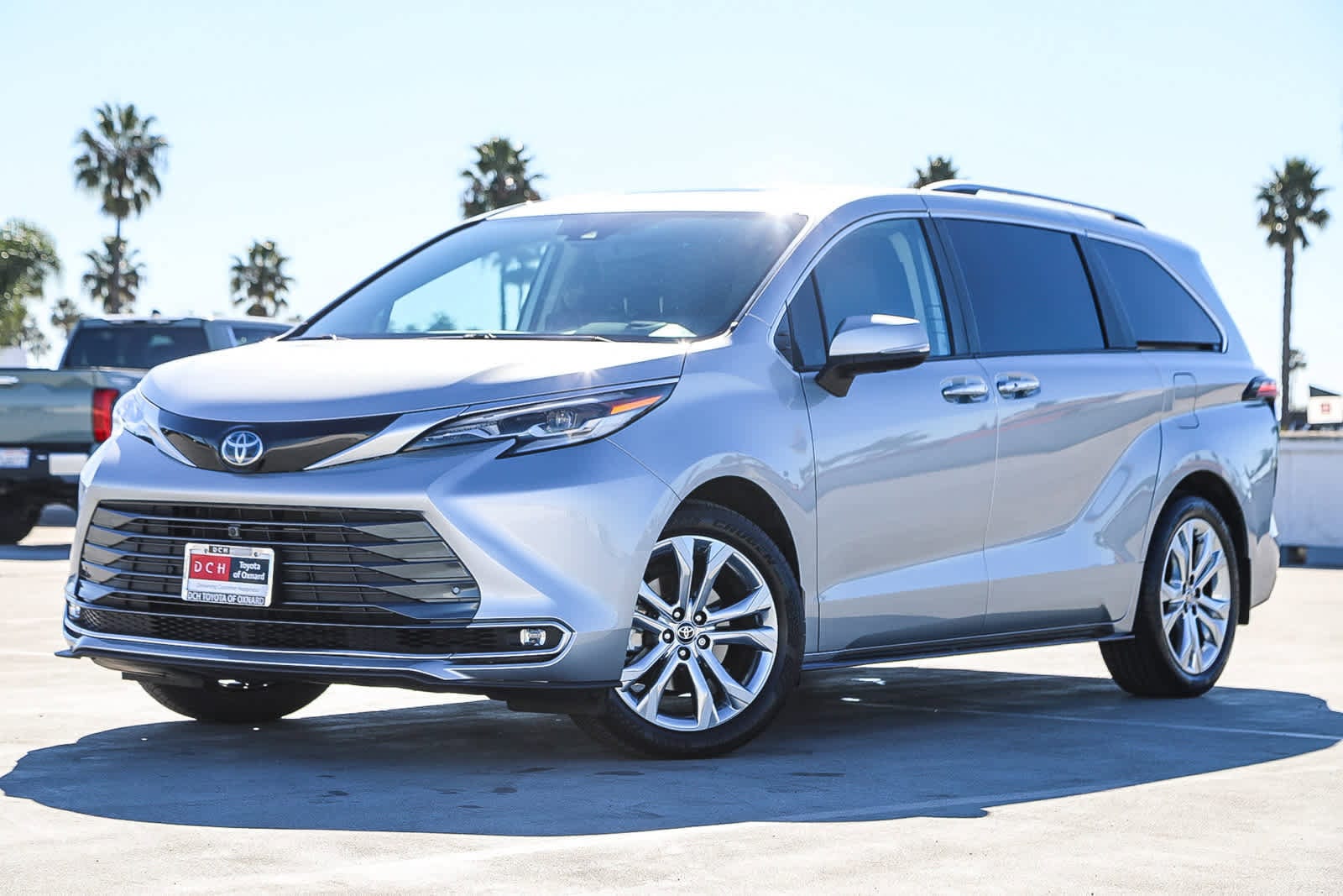 2023 Toyota Sienna Platinum's photo