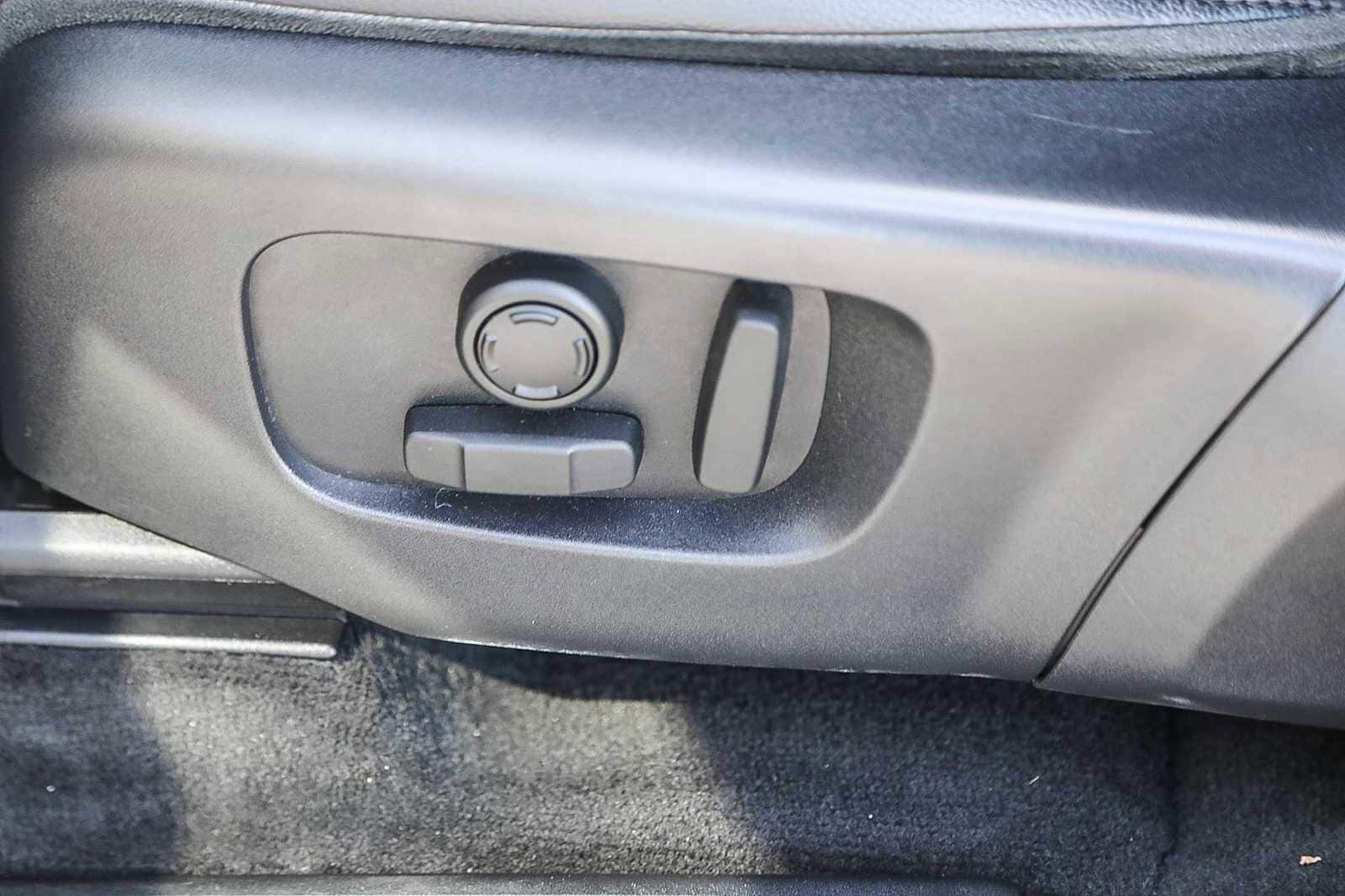 Thumbnail: 2020 Land Rover Discovery Sport - 18