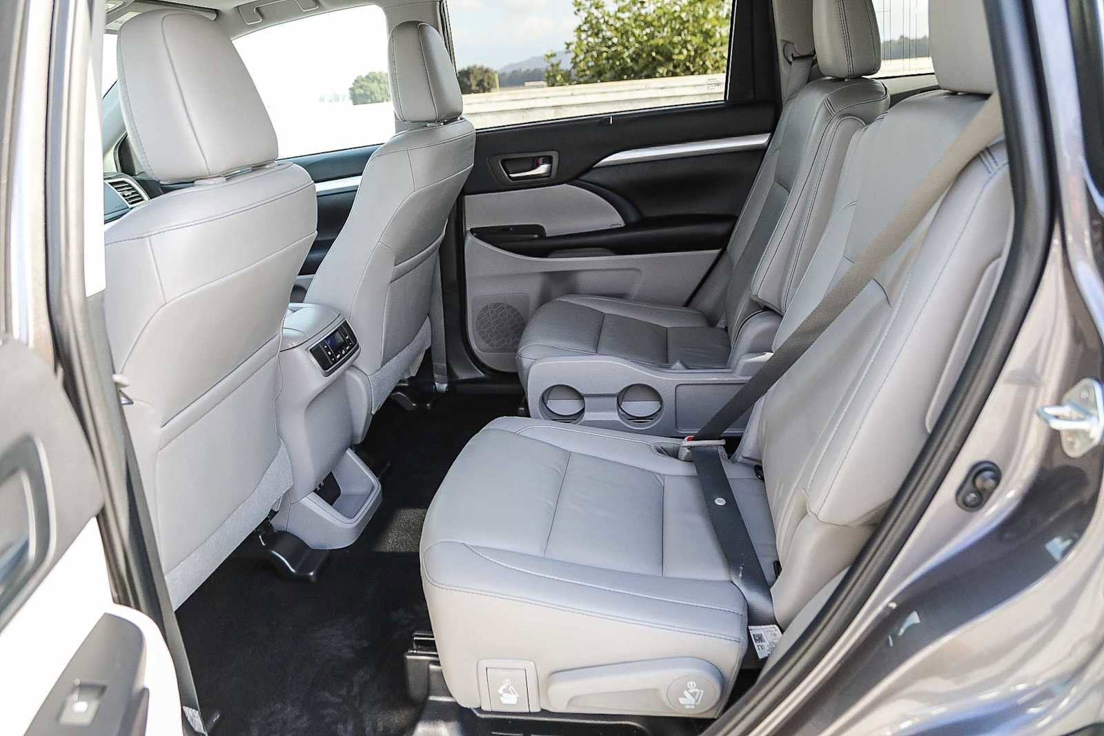 Thumbnail: 2019 Toyota Highlander - 16