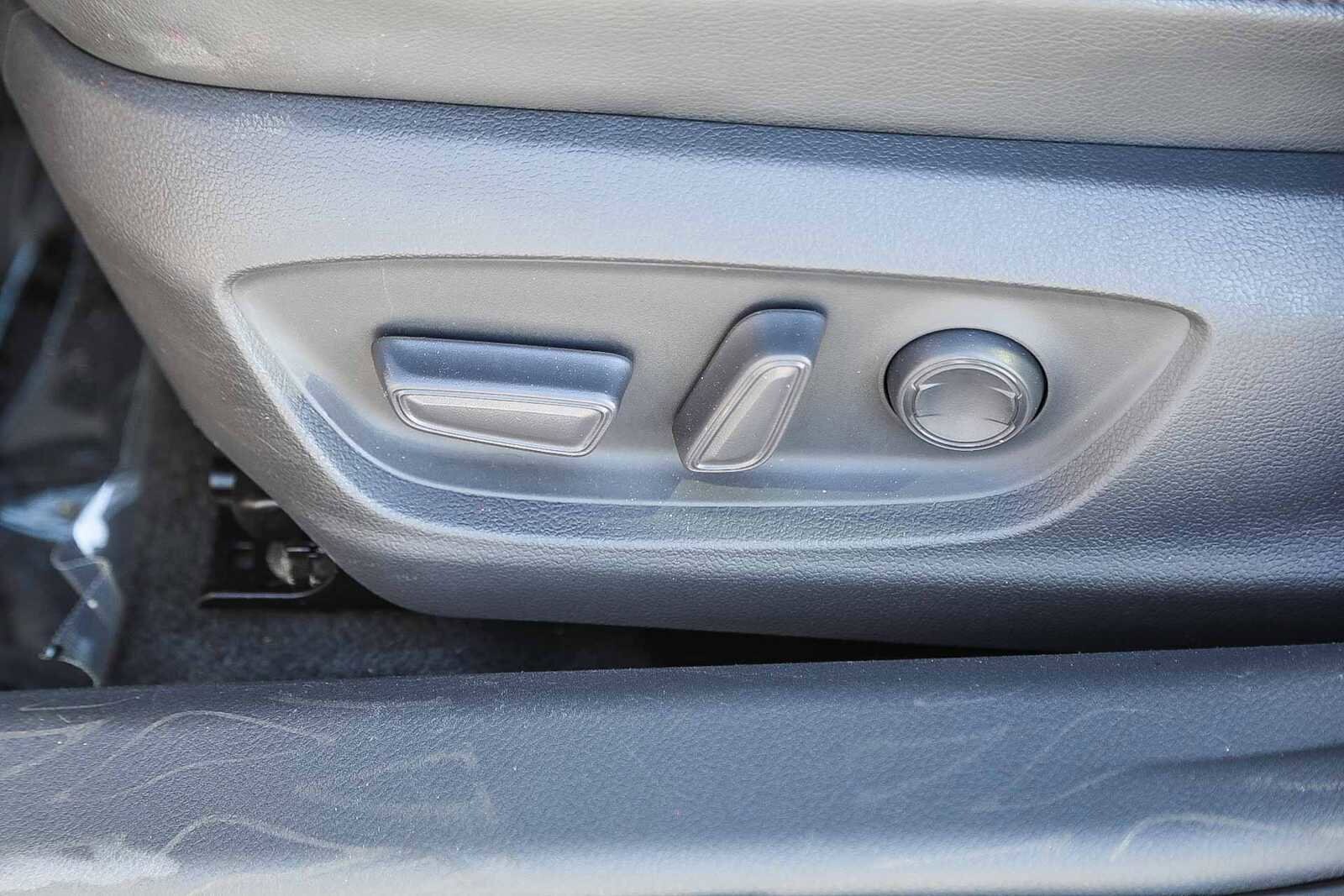 Thumbnail: 2020 Toyota Camry - 19