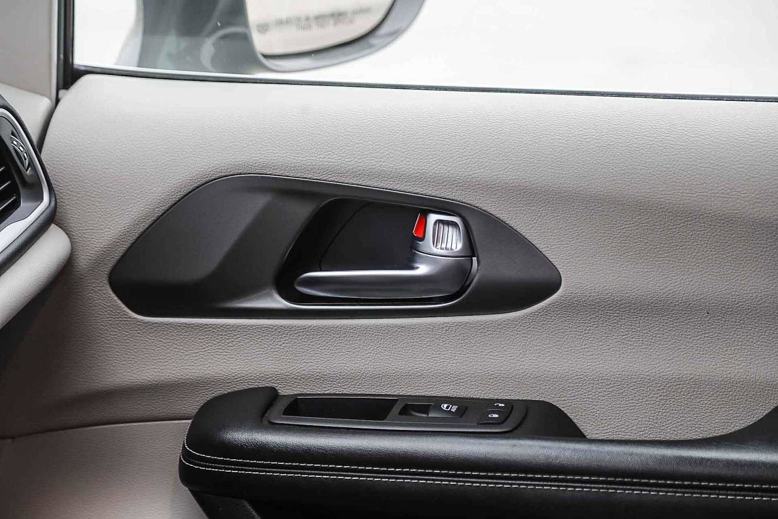 Thumbnail: 2022 Chrysler Pacifica - 22