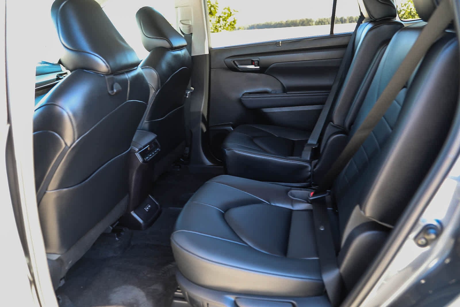 Thumbnail: 2023 Toyota Highlander - 18