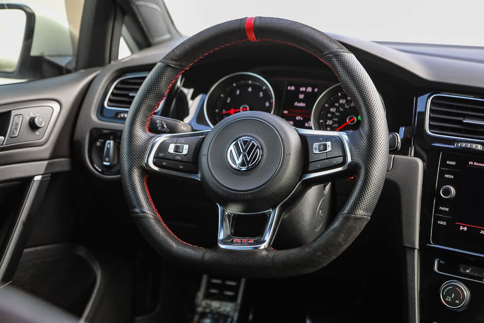 Thumbnail: 2018 Volkswagen Golf - 14