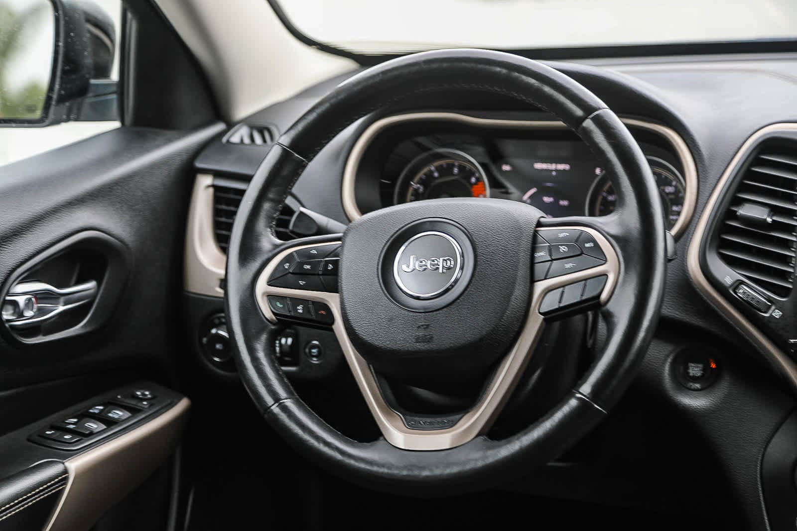 Thumbnail: 2018 Jeep Cherokee - 14