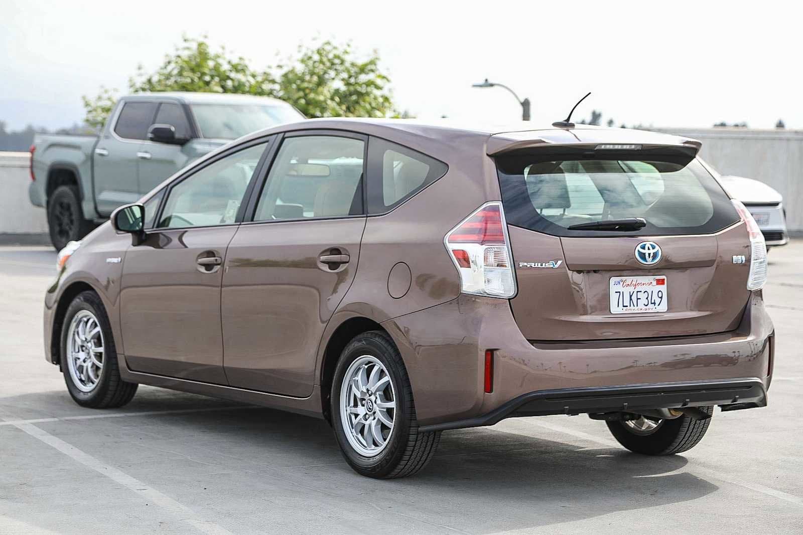 Thumbnail: 2015 Toyota Prius v - 7
