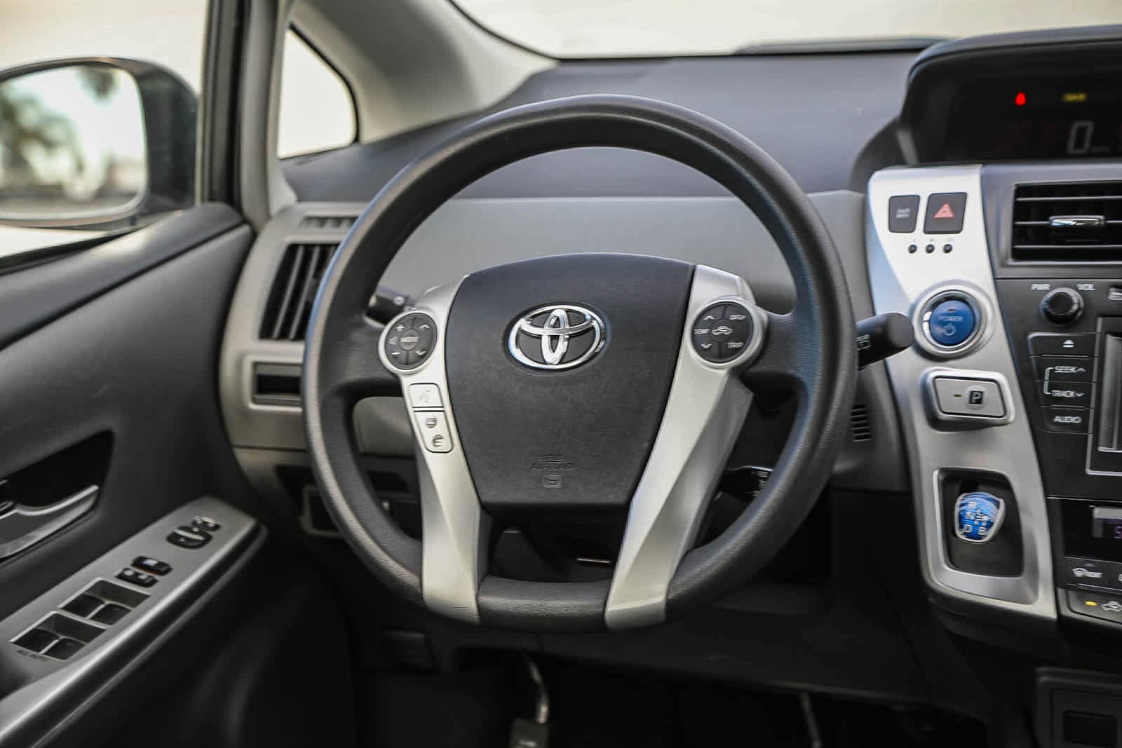 Thumbnail: 2013 Toyota Prius v - 15