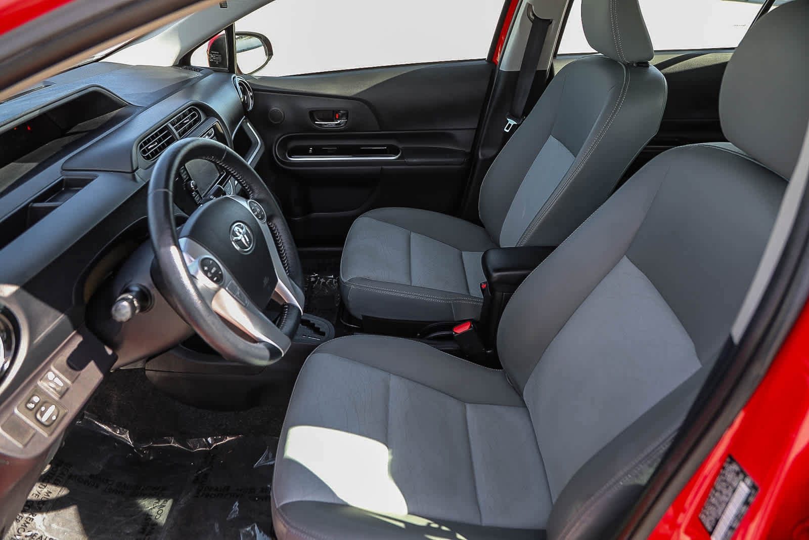 Thumbnail: 2015 Toyota Prius c - 17