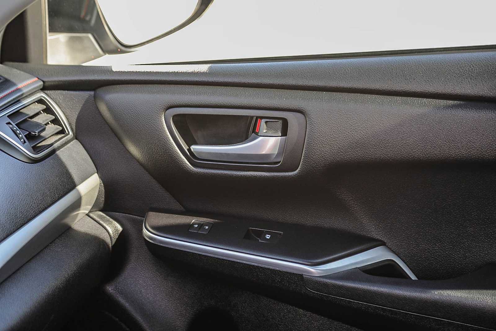 Thumbnail: 2015 Toyota Camry - 21