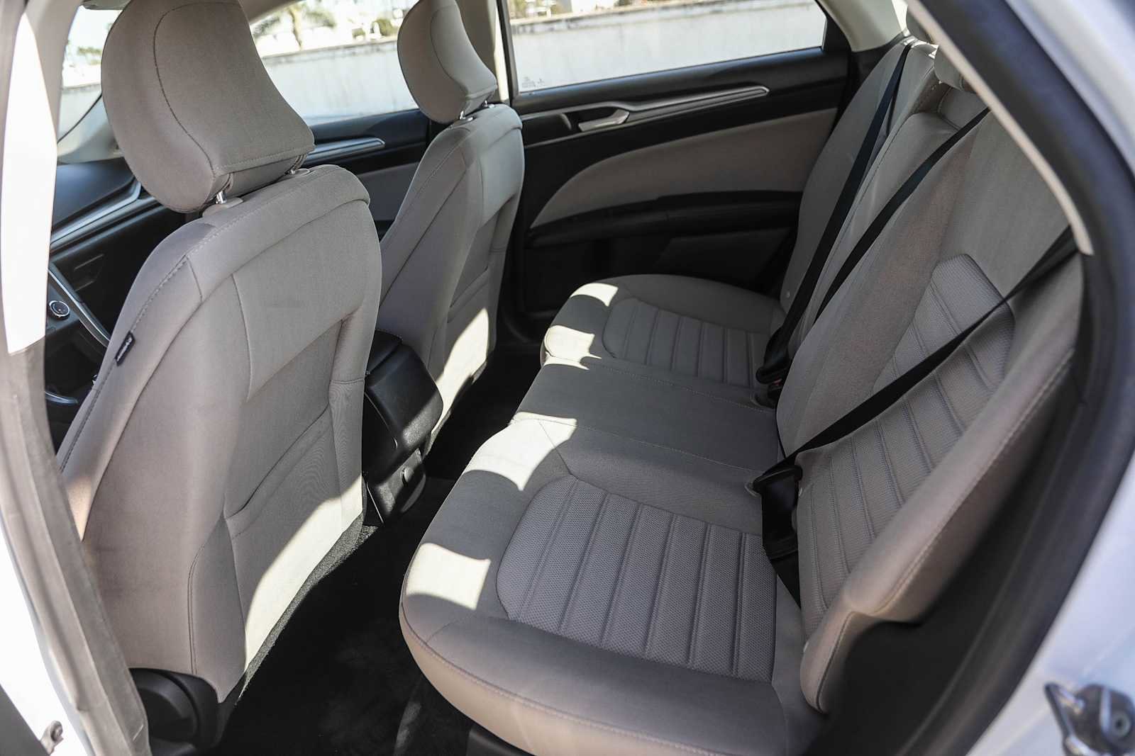 2019 Ford Fusion S 16