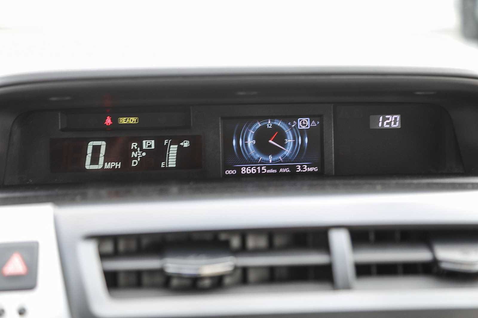 Thumbnail: 2015 Toyota Prius v - 22