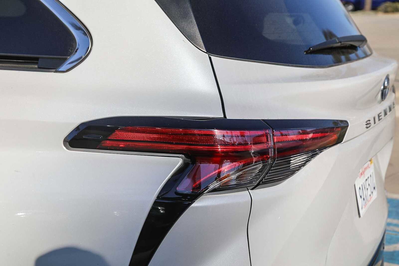 Thumbnail: 2022 Toyota Sienna - 10
