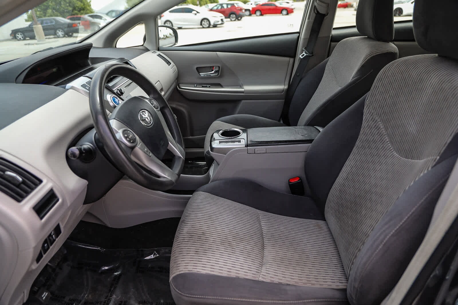 Thumbnail: 2015 Toyota Prius v - 16