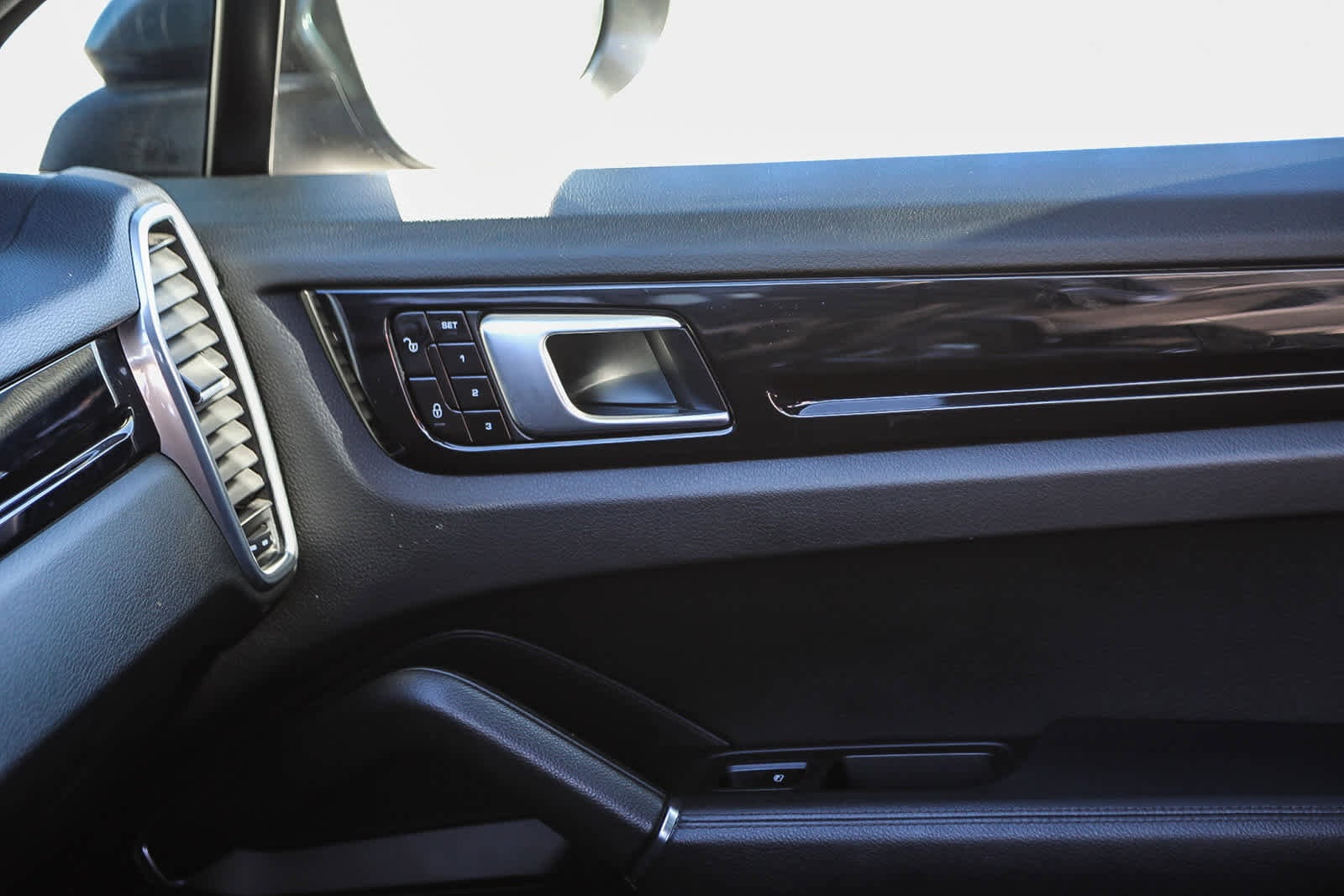 Thumbnail: 2019 Porsche Cayenne - 19