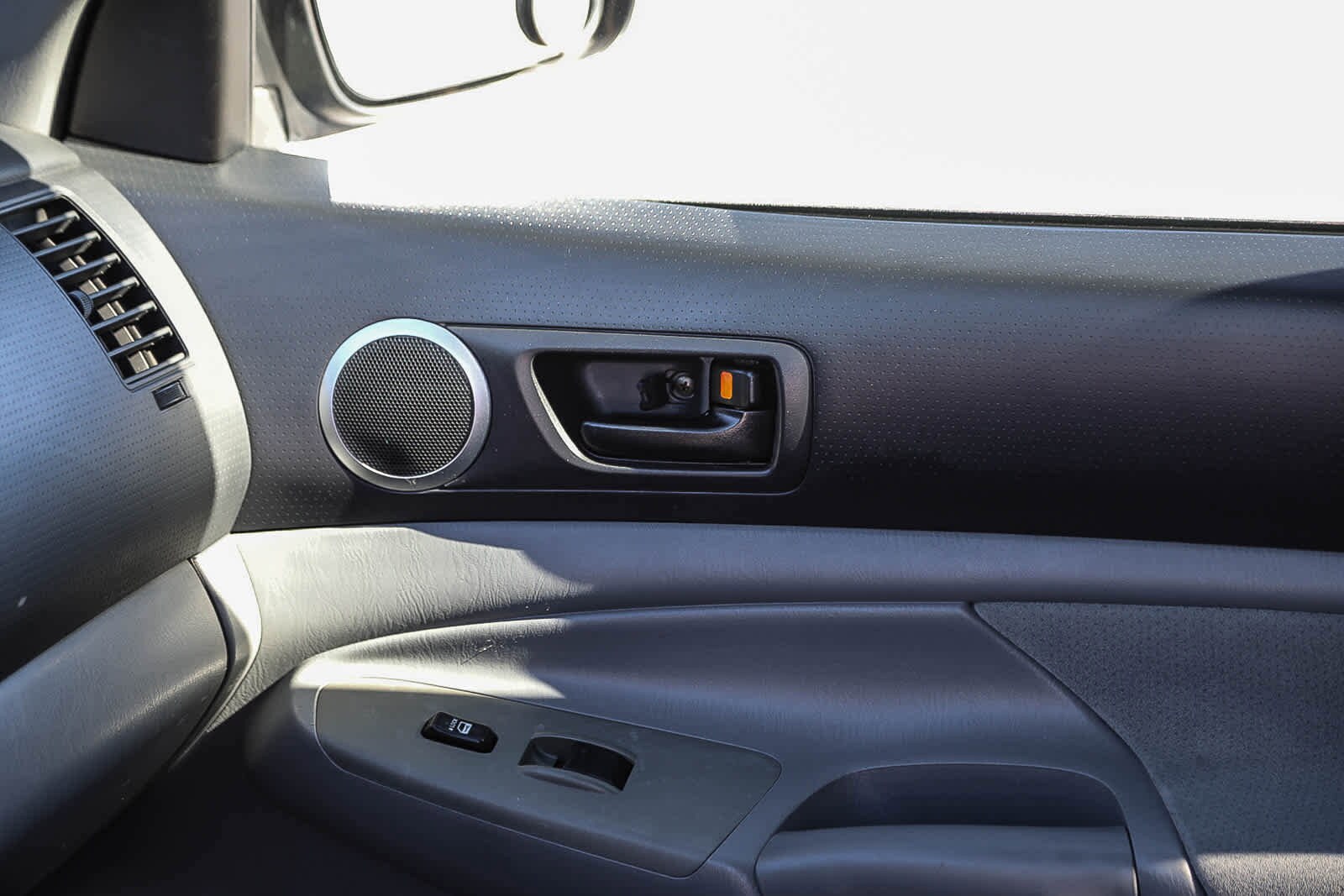 Thumbnail: 2005 Toyota Tacoma - 21