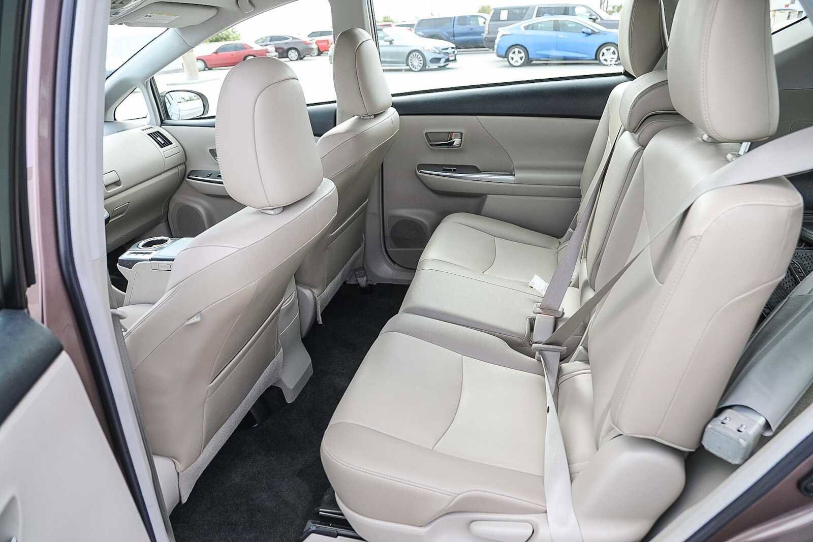 Thumbnail: 2015 Toyota Prius v - 18