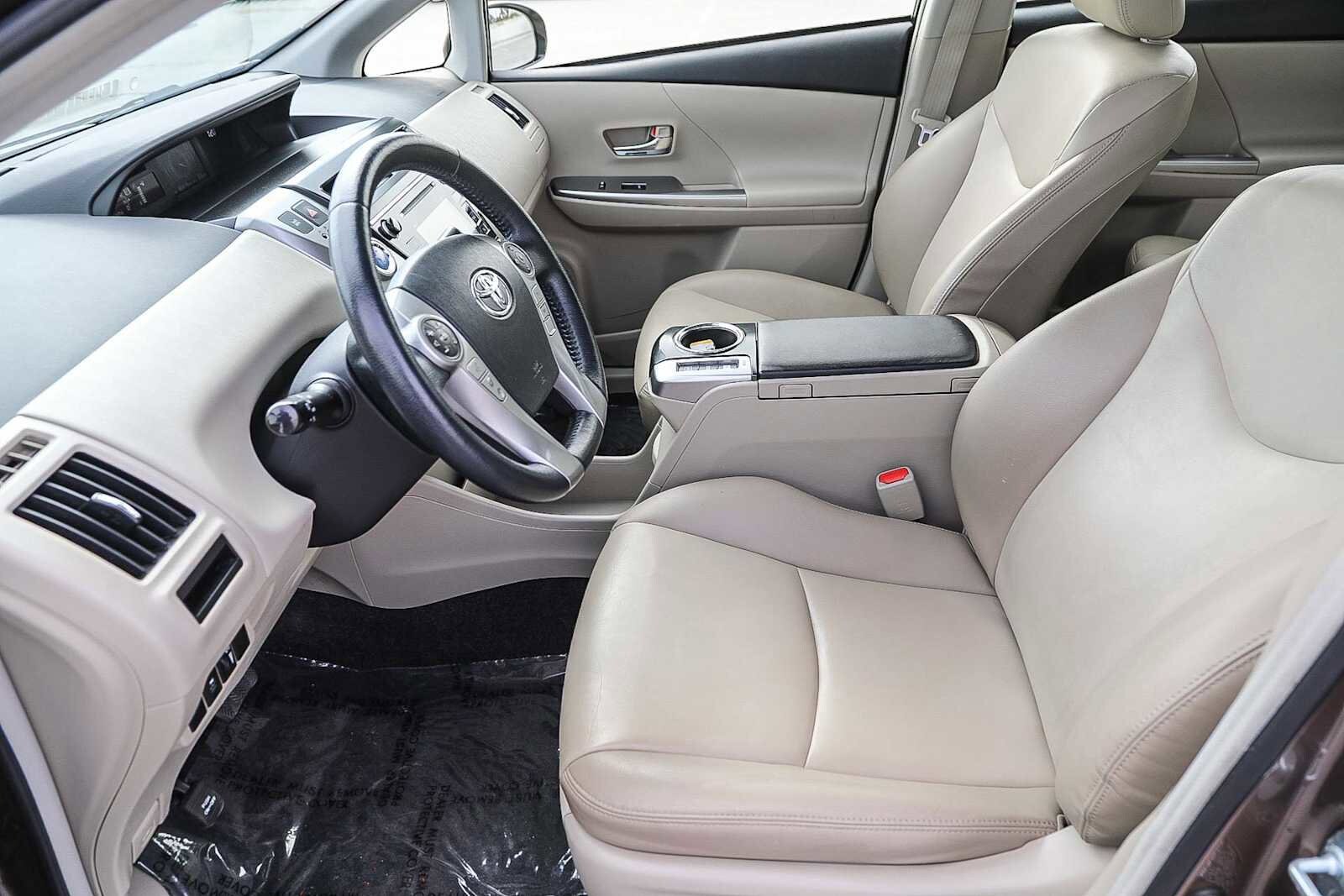 Thumbnail: 2015 Toyota Prius v - 17