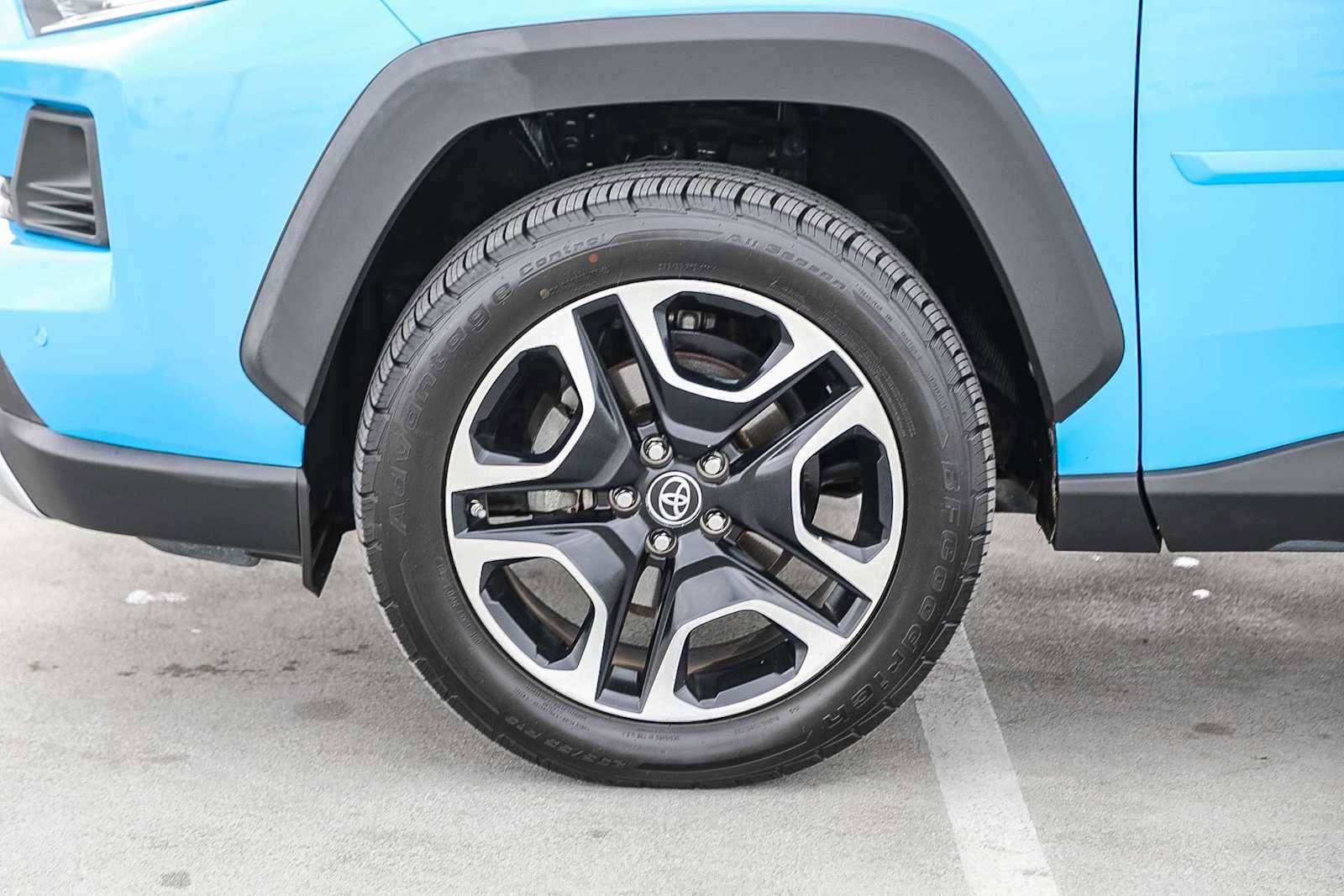 Thumbnail: 2019 Toyota RAV4 - 9