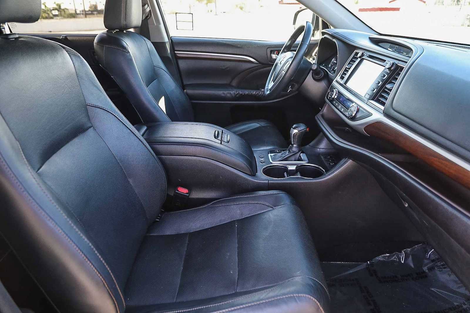 Thumbnail: 2016 Toyota Highlander - 16