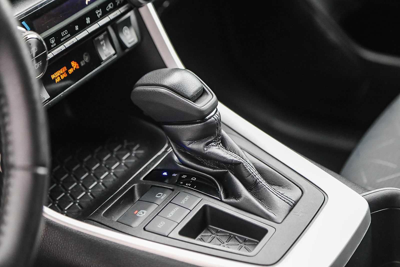 Thumbnail: 2022 Toyota RAV4 - 21