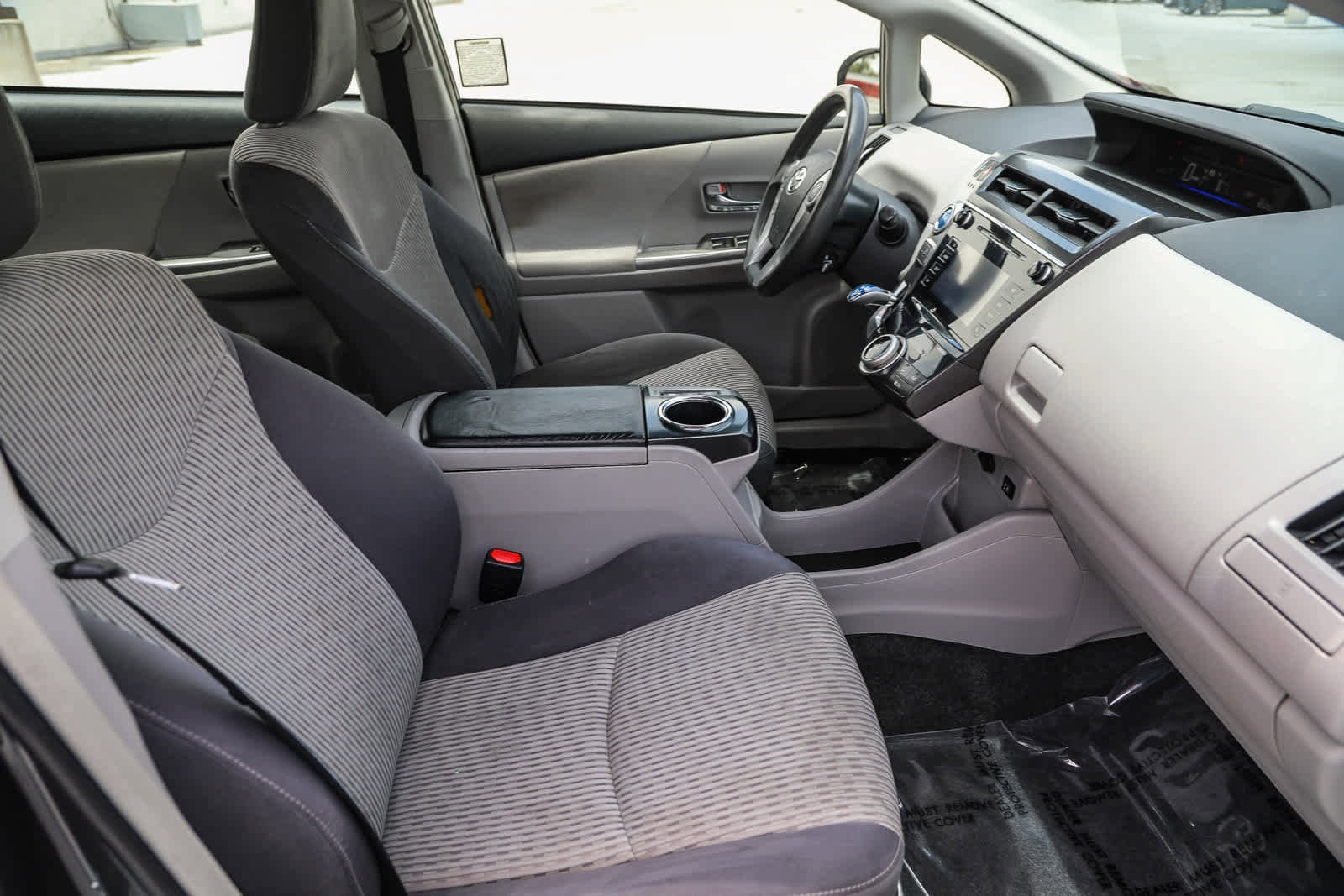 Thumbnail: 2015 Toyota Prius v - 15
