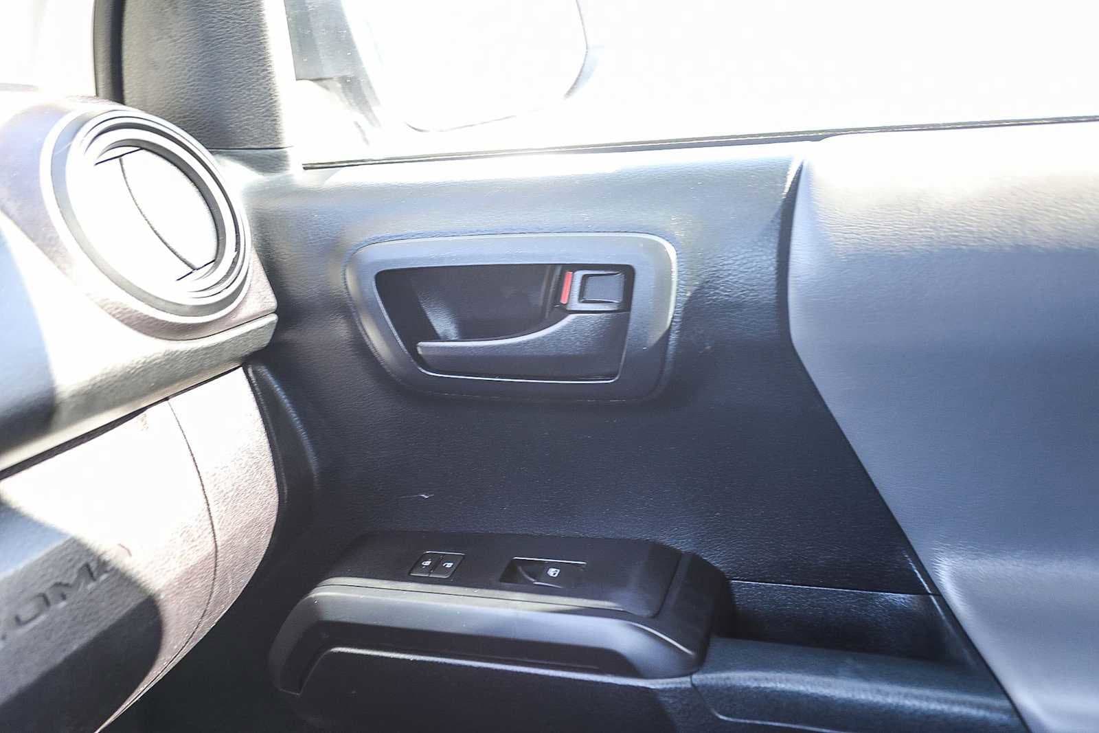 Thumbnail: 2018 Toyota Tacoma - 19