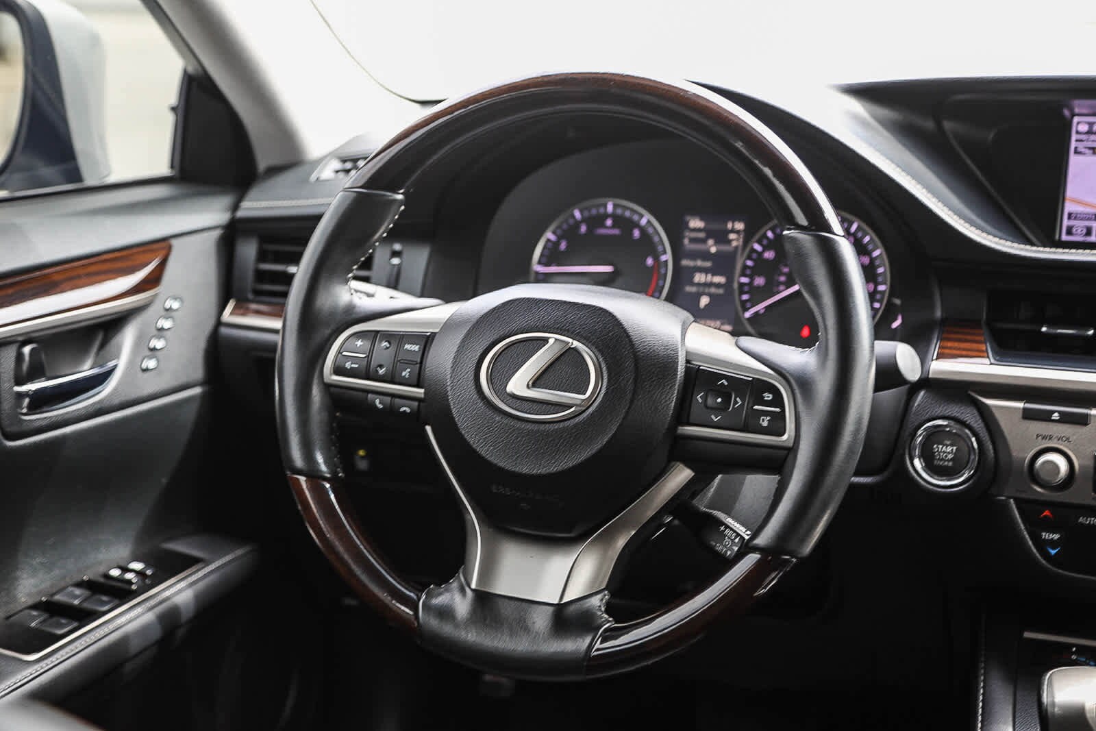 Thumbnail: 2016 Lexus ES - 15