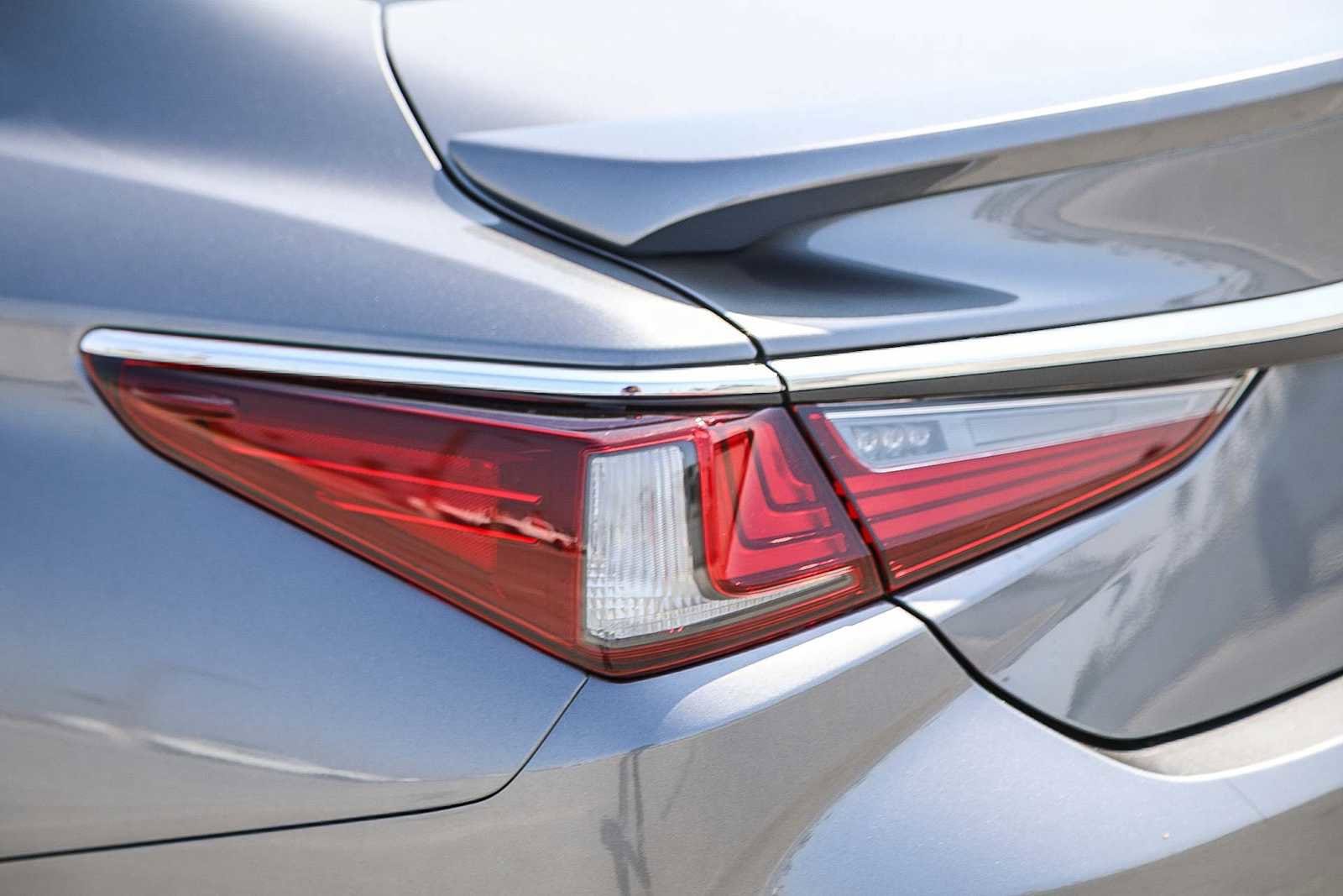 Thumbnail: 2021 Lexus ES - 8