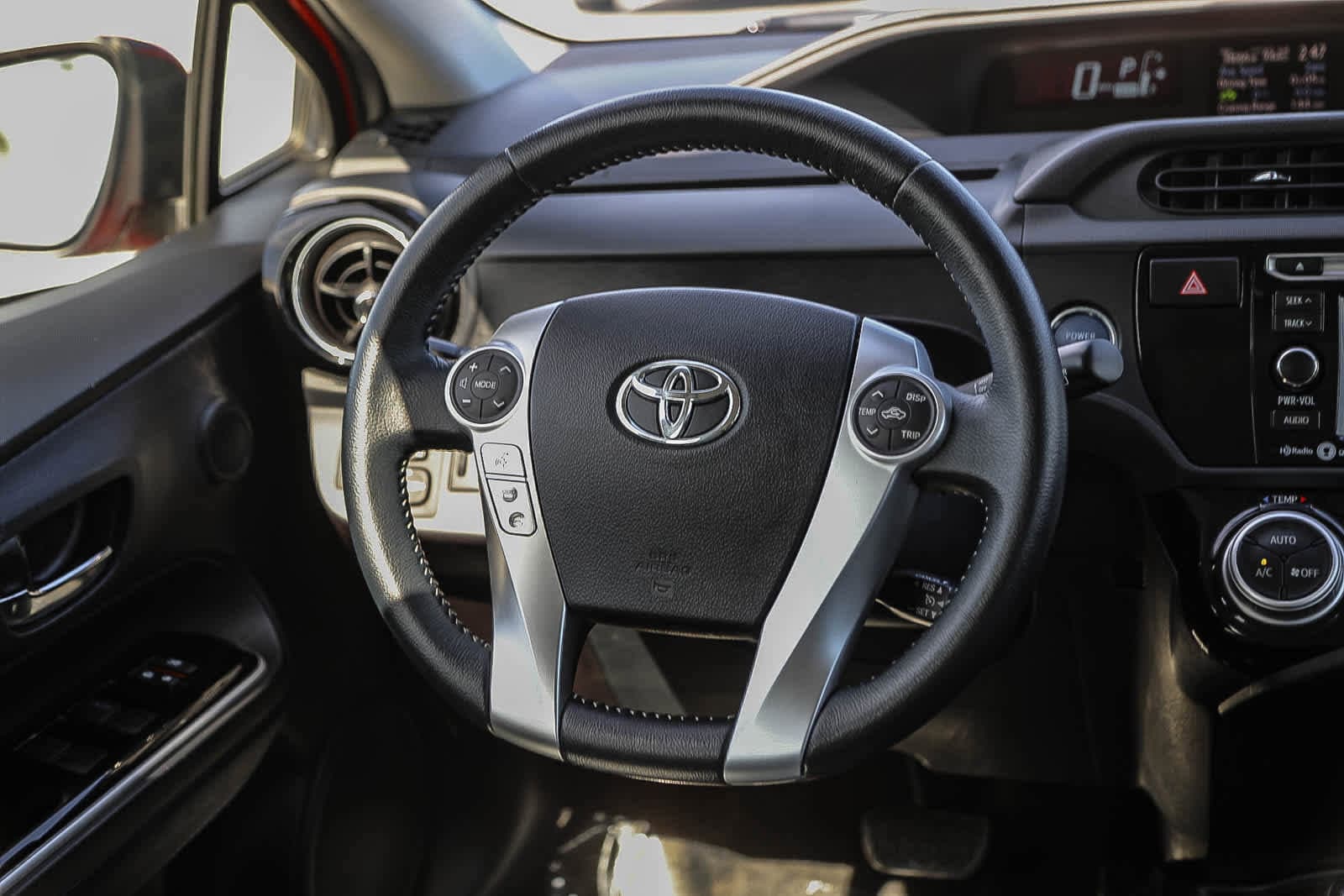 Thumbnail: 2015 Toyota Prius c - 15
