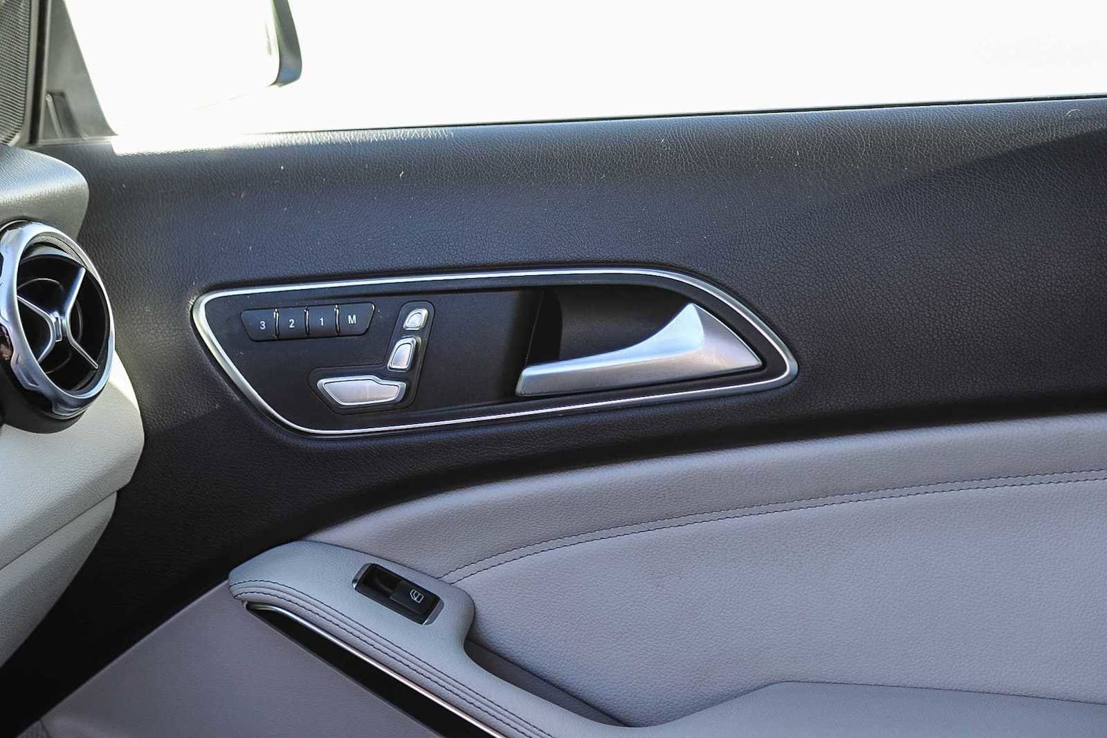 Thumbnail: 2019 Mercedes-Benz GLA - 21