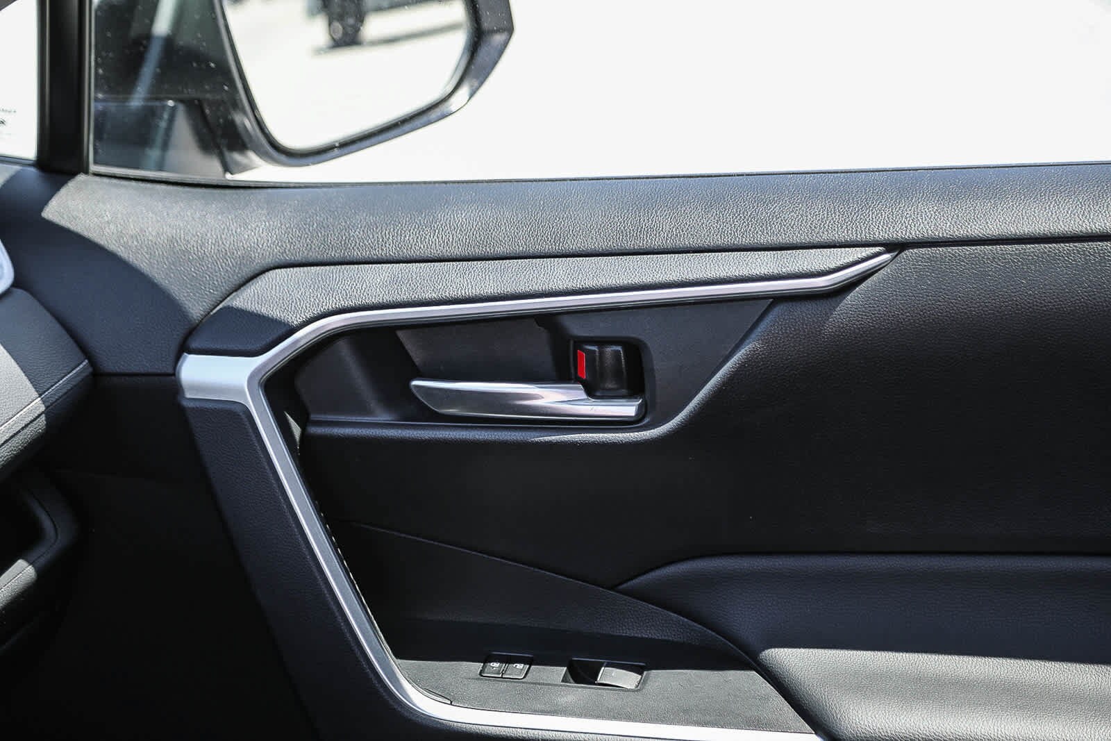 2025 Toyota RAV4 XLE - Photo 22
