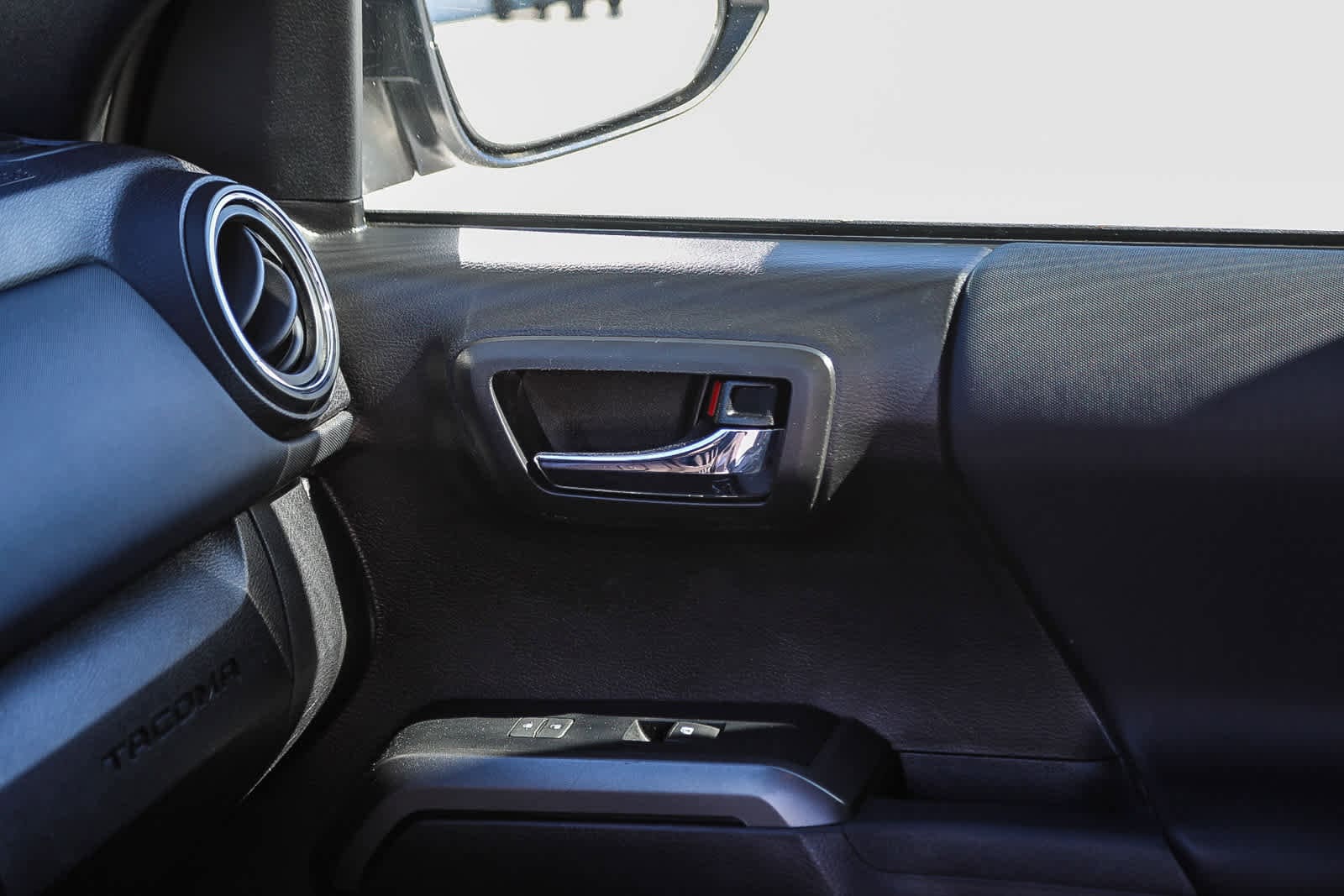 Thumbnail: 2023 Toyota Tacoma - 21