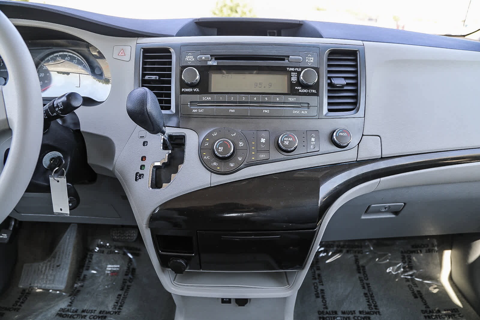 2012 Toyota Sienna SE 12