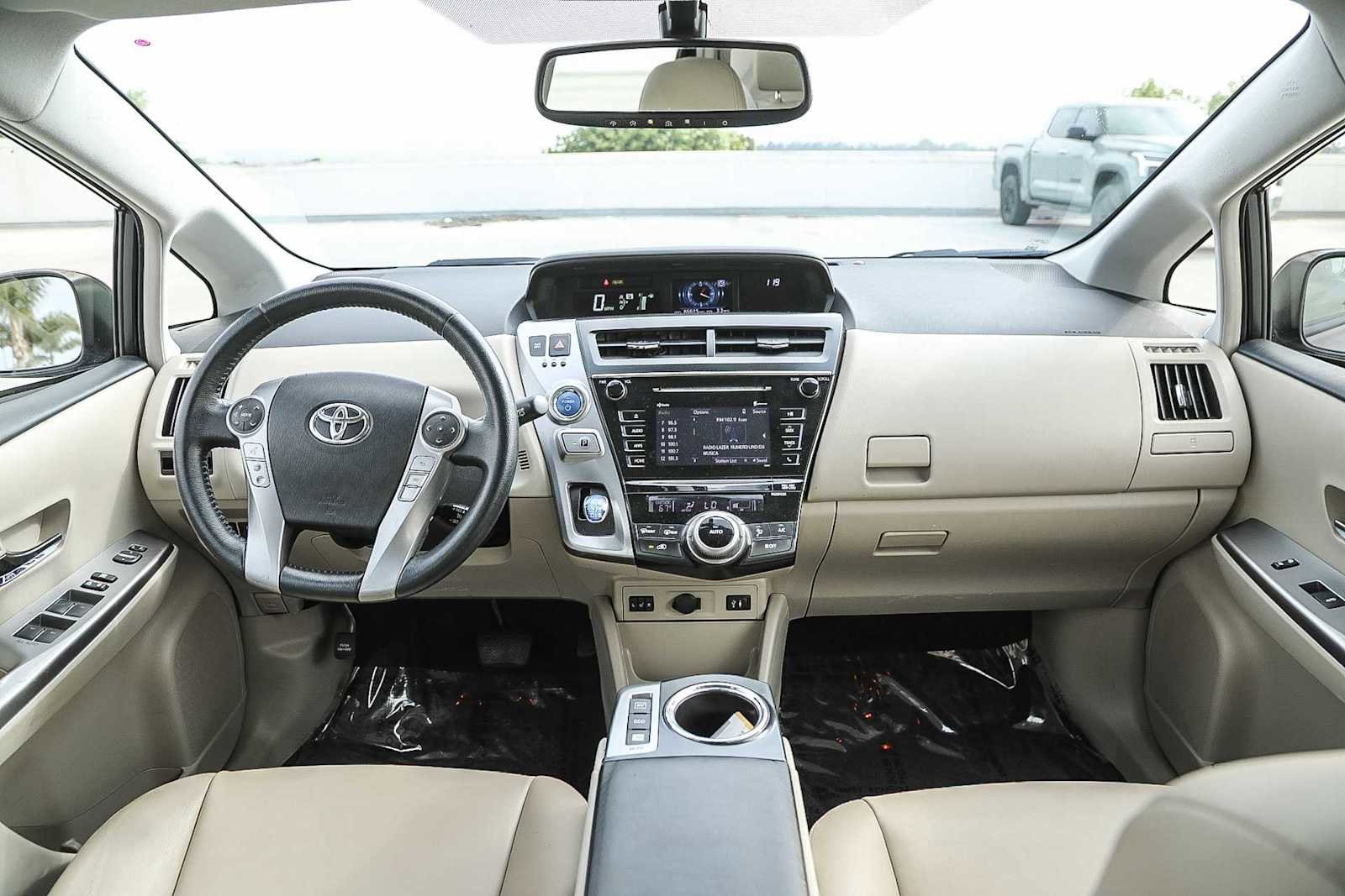 Thumbnail: 2015 Toyota Prius v - 12