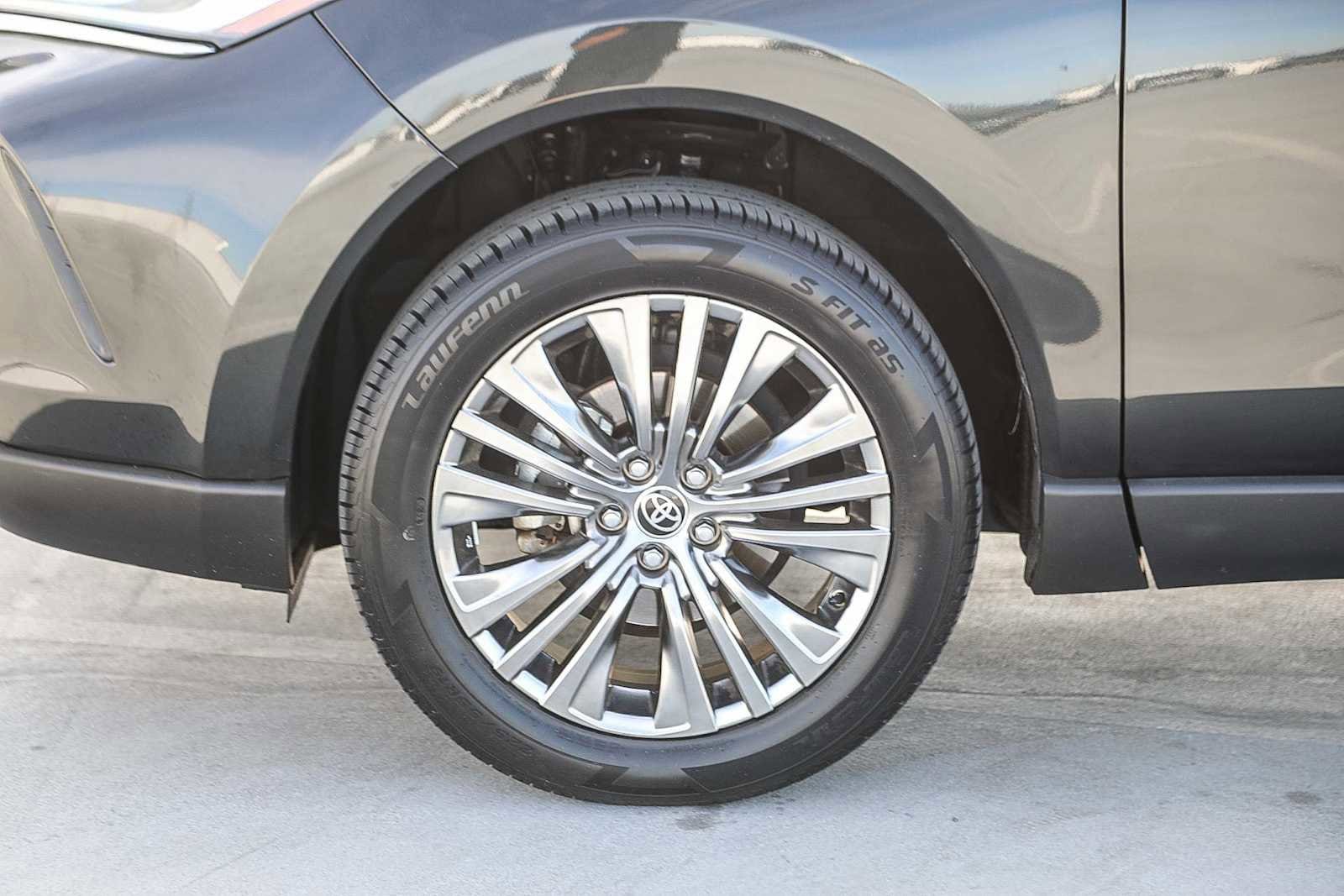 Thumbnail: 2023 Toyota Venza - 10