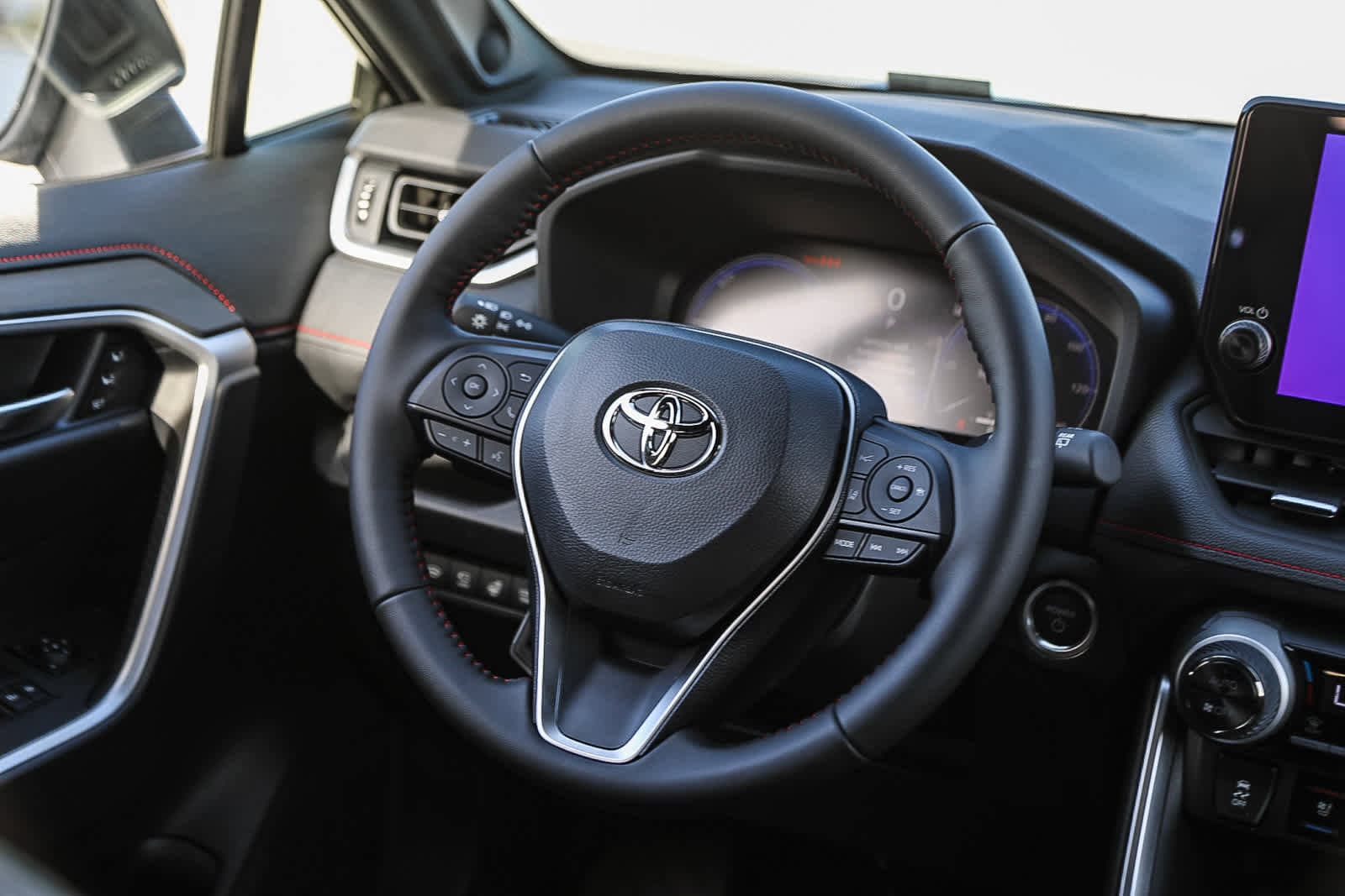 Thumbnail: 2025 Toyota RAV4 - 17