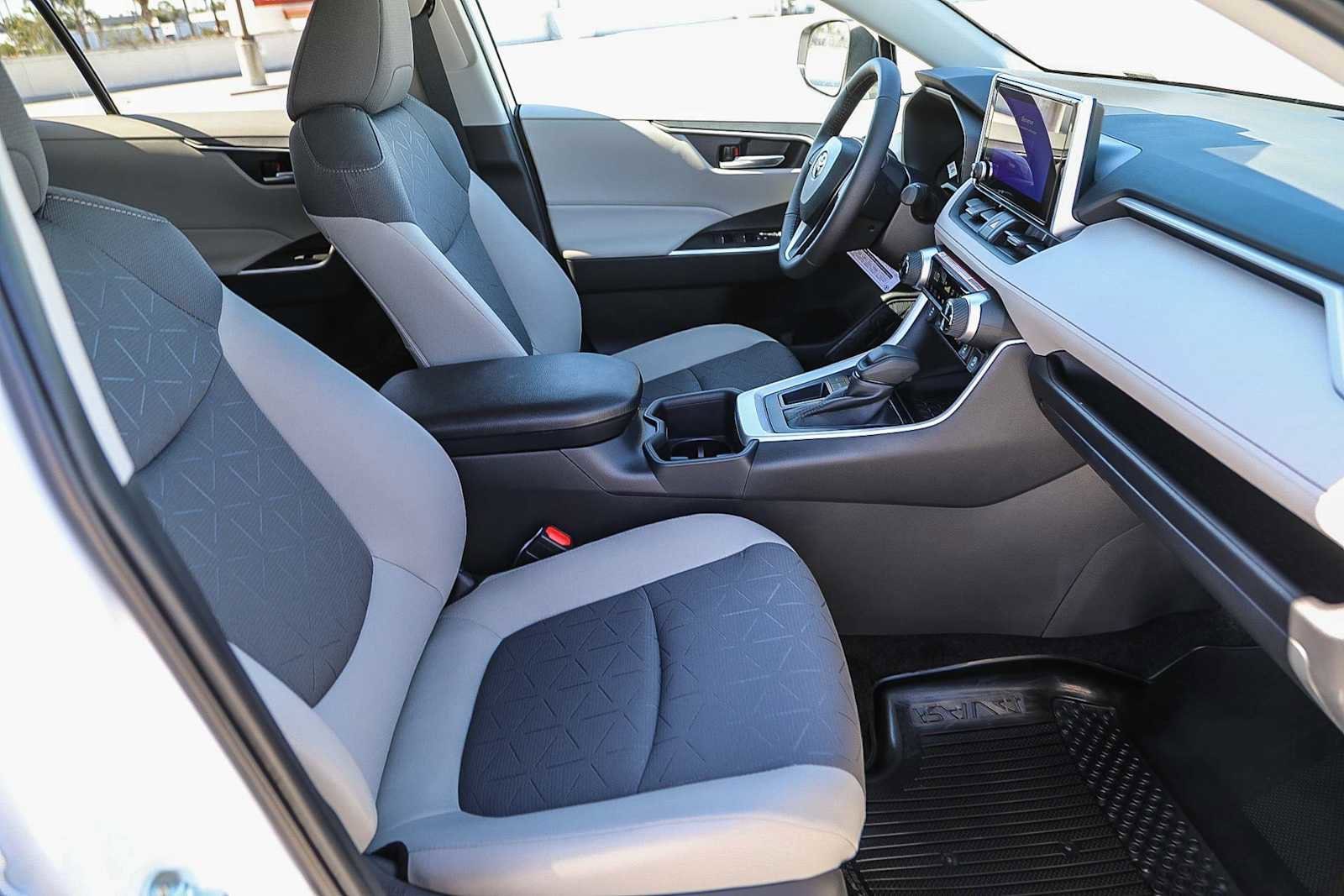 Thumbnail: 2025 Toyota RAV4 - 15