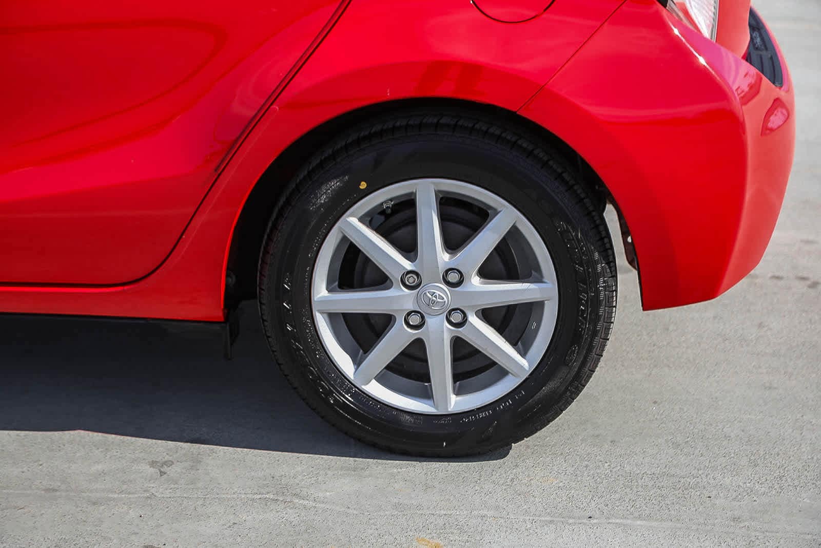 Thumbnail: 2015 Toyota Prius c - 11