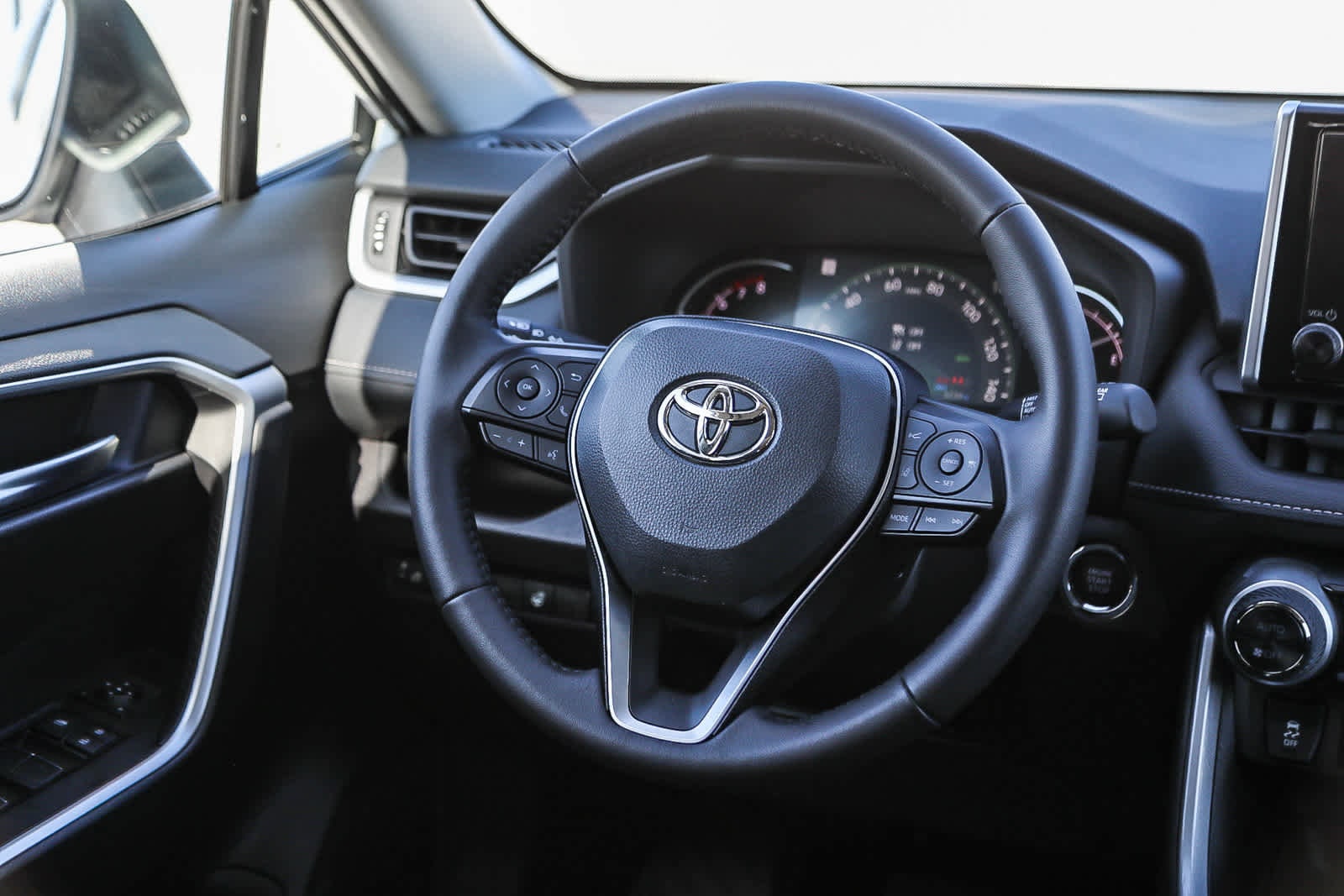 Thumbnail: 2025 Toyota RAV4 - 15