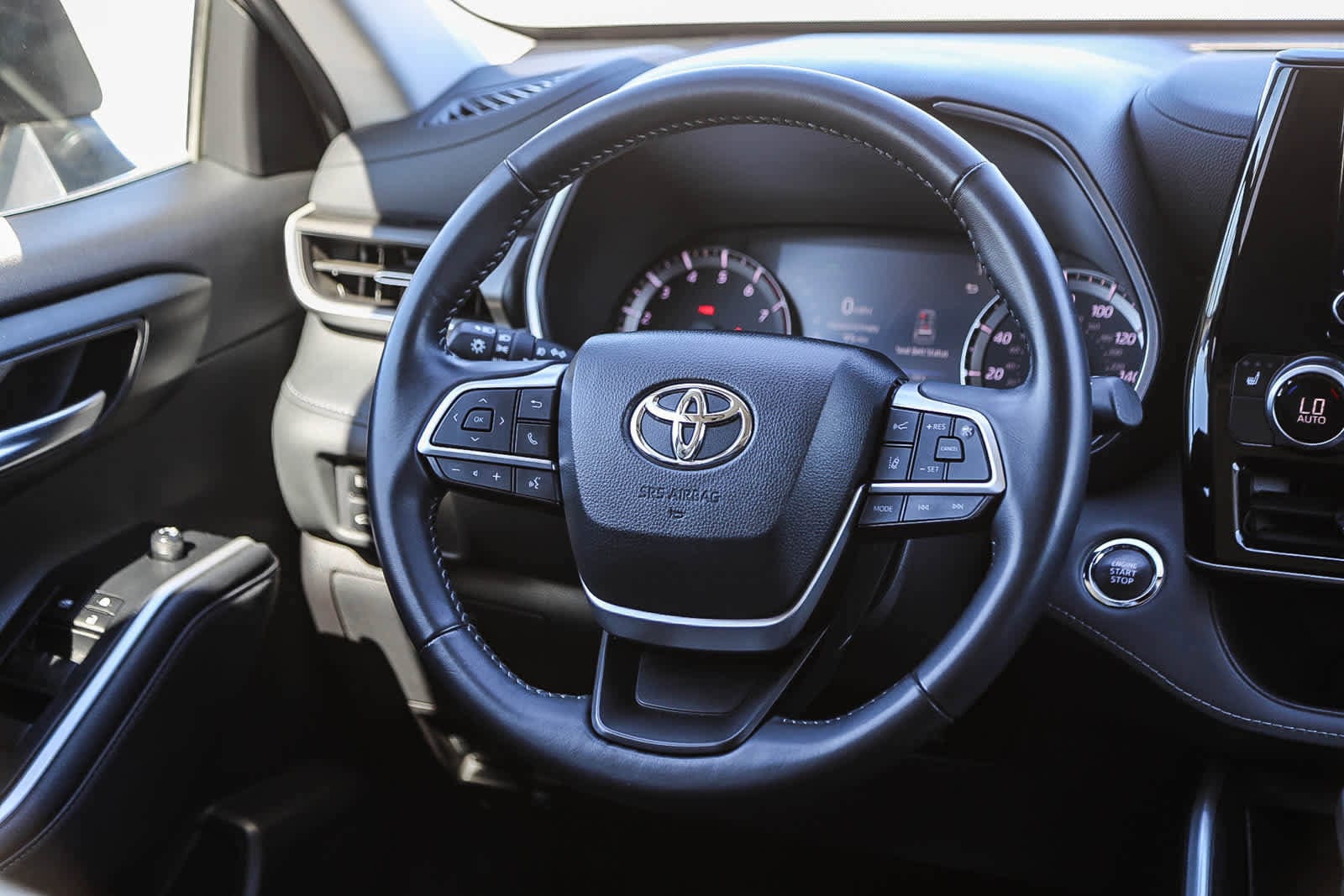 Thumbnail: 2023 Toyota Highlander - 15