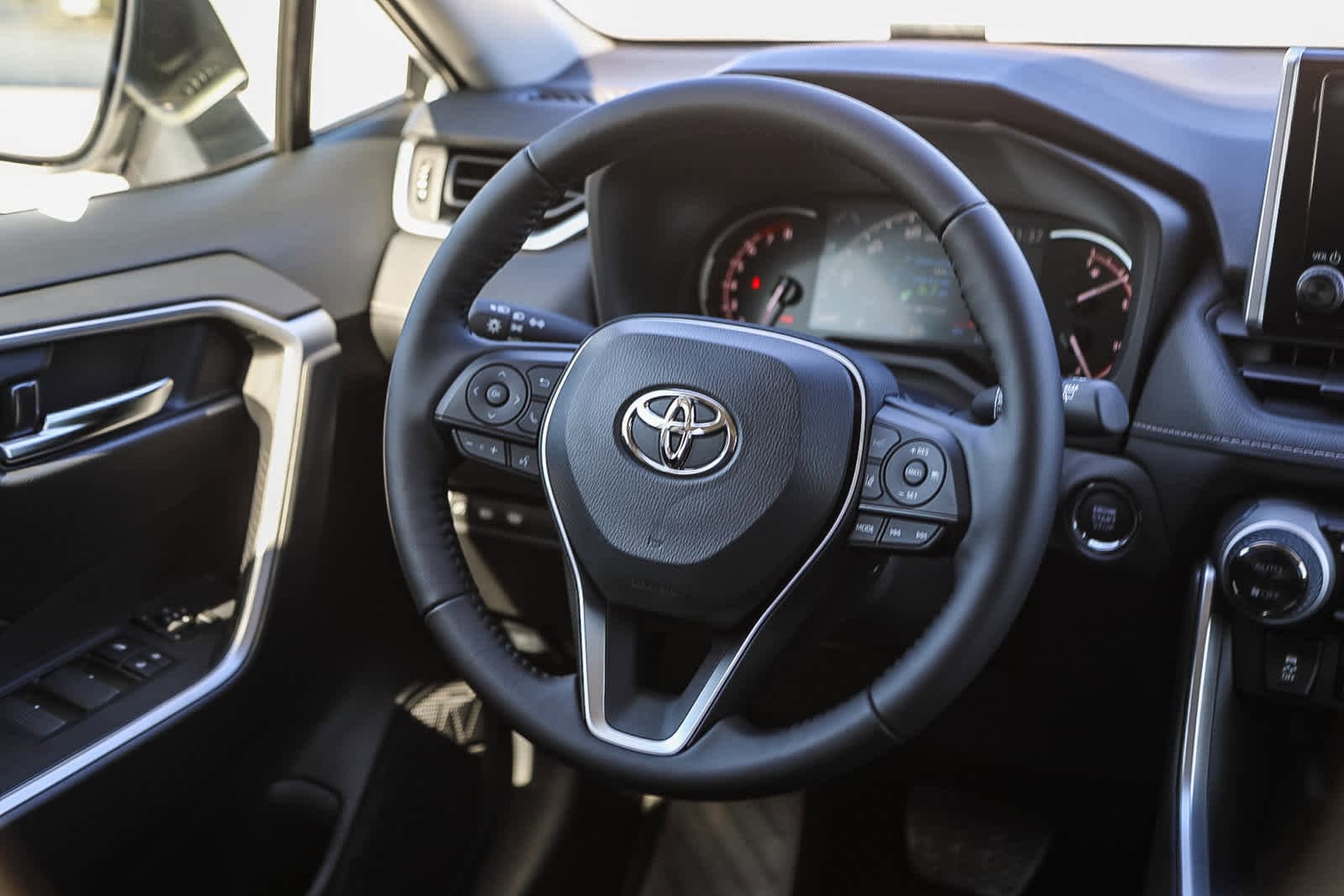 Thumbnail: 2025 Toyota RAV4 - 16