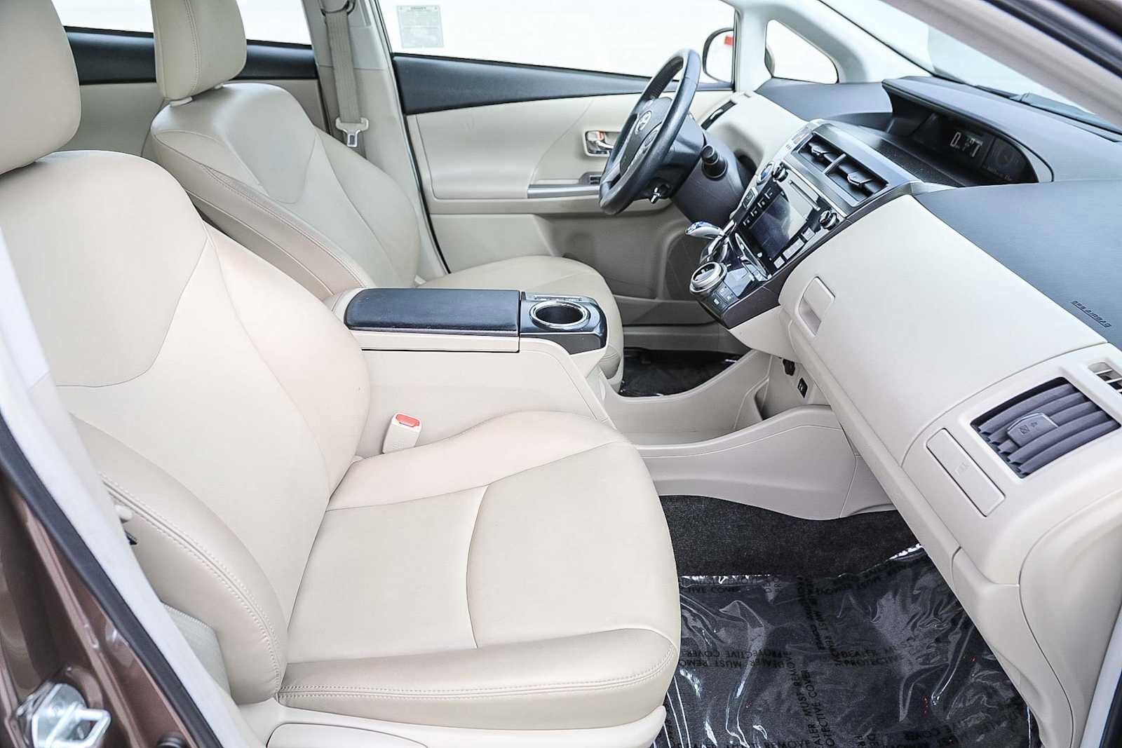 Thumbnail: 2015 Toyota Prius v - 16