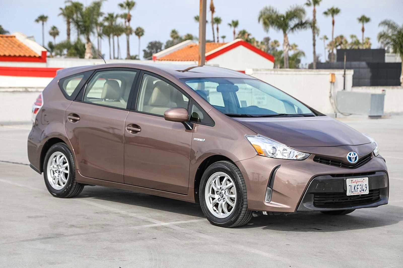 Thumbnail: 2015 Toyota Prius v - 4