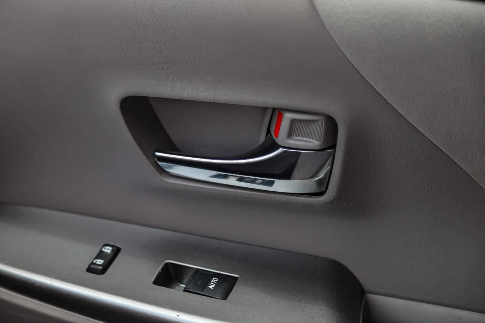 Thumbnail: 2015 Toyota Prius v - 20